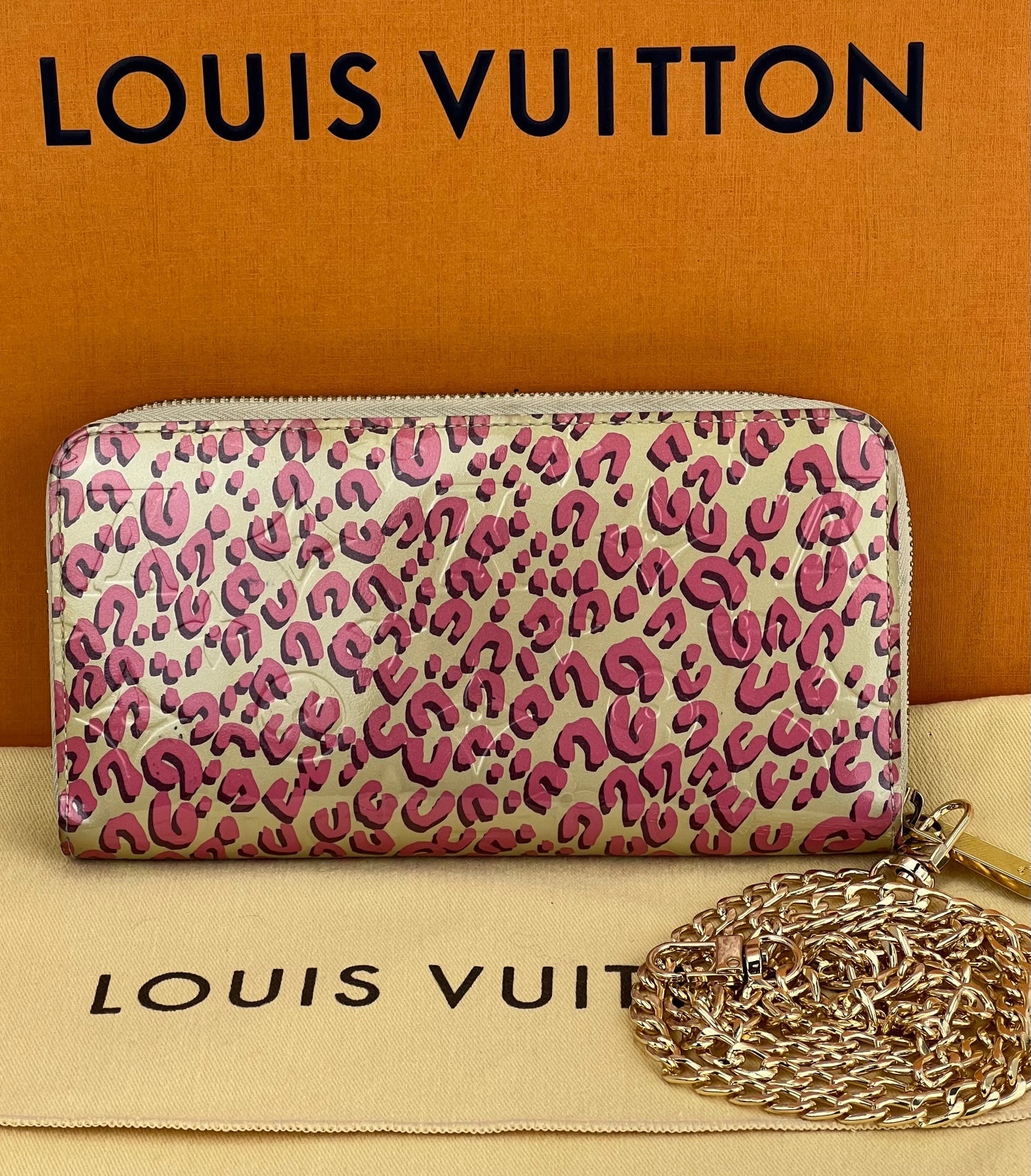 Ví Louis Vuitton Zippy Stephan Sprouse Vernis Leopard có thêm dây xích đeo chéo đã qua sử dụng