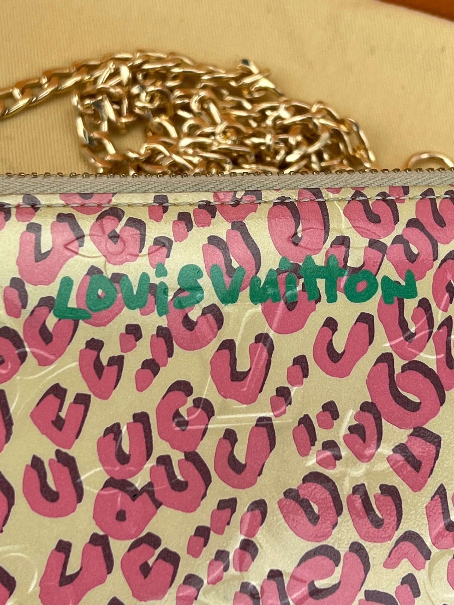 Ví Louis Vuitton Zippy Stephan Sprouse Vernis Leopard có thêm dây xích đeo chéo đã qua sử dụng