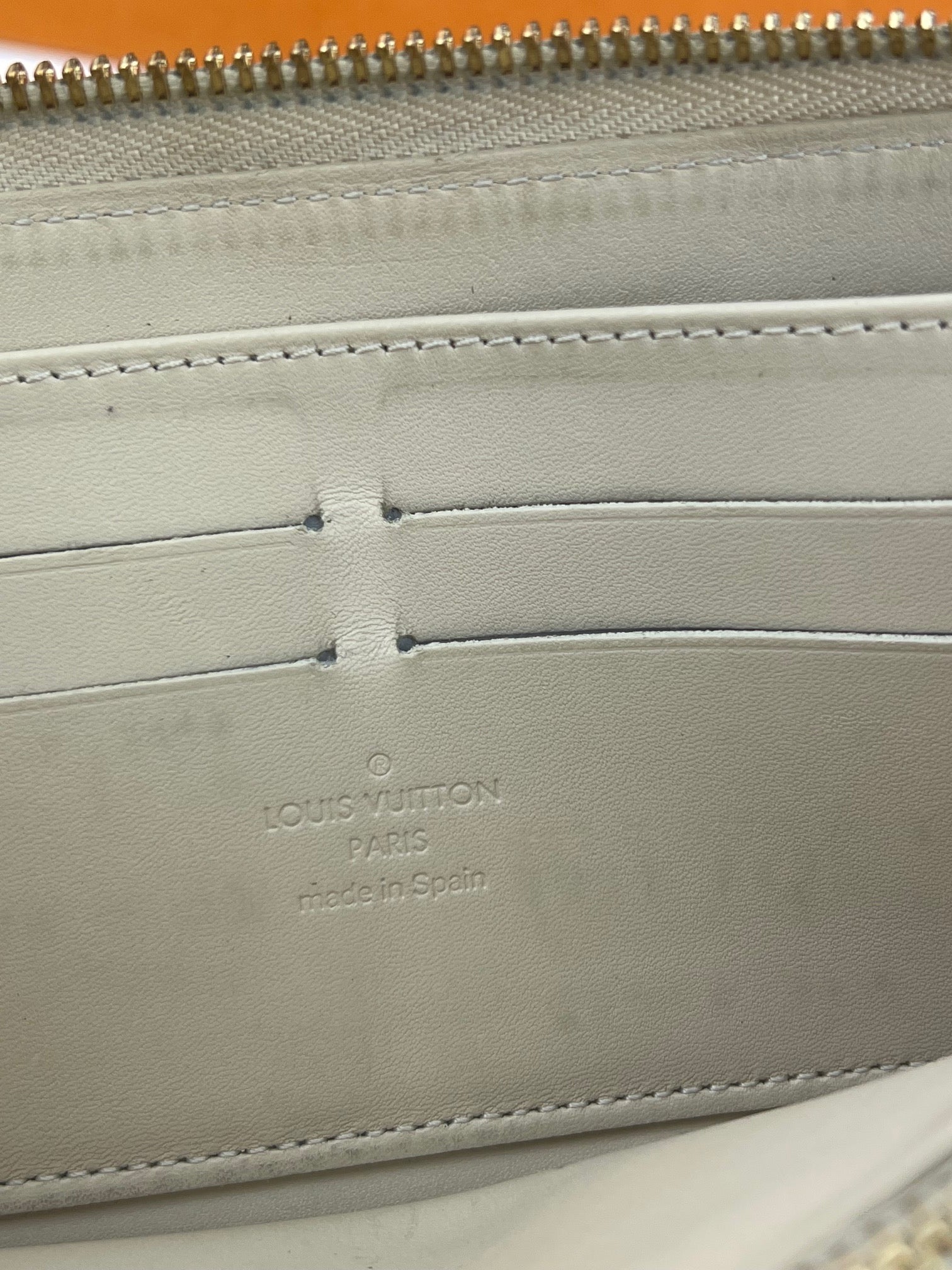 Ví Louis Vuitton Zippy Stephan Sprouse Vernis Leopard có thêm dây xích đeo chéo đã qua sử dụng