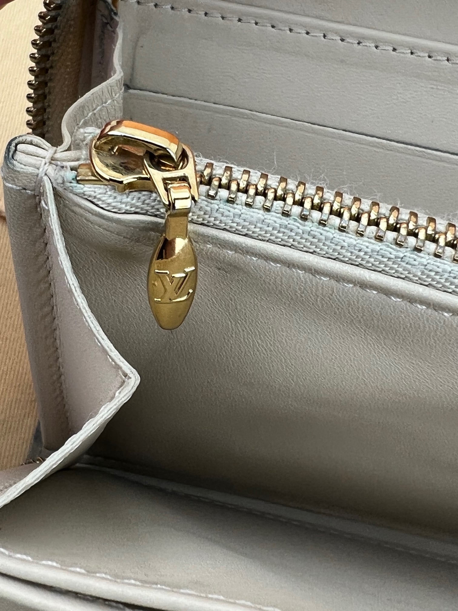 Ví Louis Vuitton Zippy Stephan Sprouse Vernis Leopard có thêm dây xích đeo chéo đã qua sử dụng