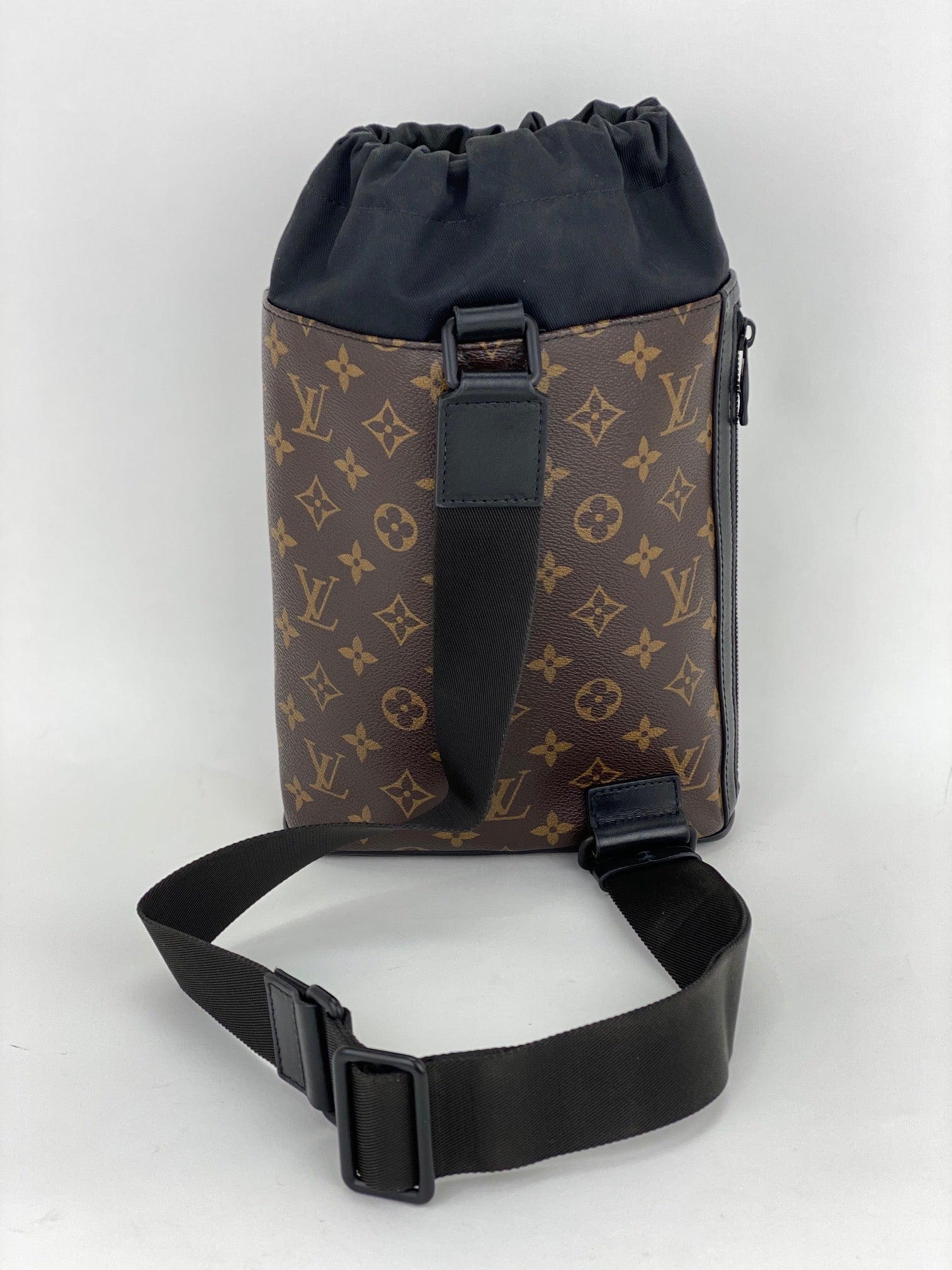 Túi đeo chéo Louis Vuitton Monogram Chalk dành cho nam Túi đeo vai Nap Sac Ba lô