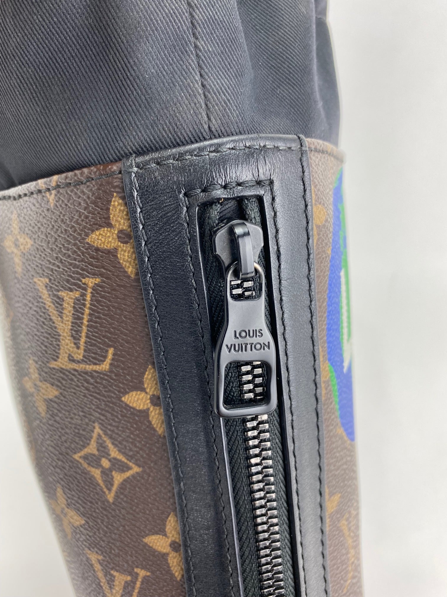 Túi đeo chéo Louis Vuitton Monogram Chalk dành cho nam Túi đeo vai Nap Sac Ba lô