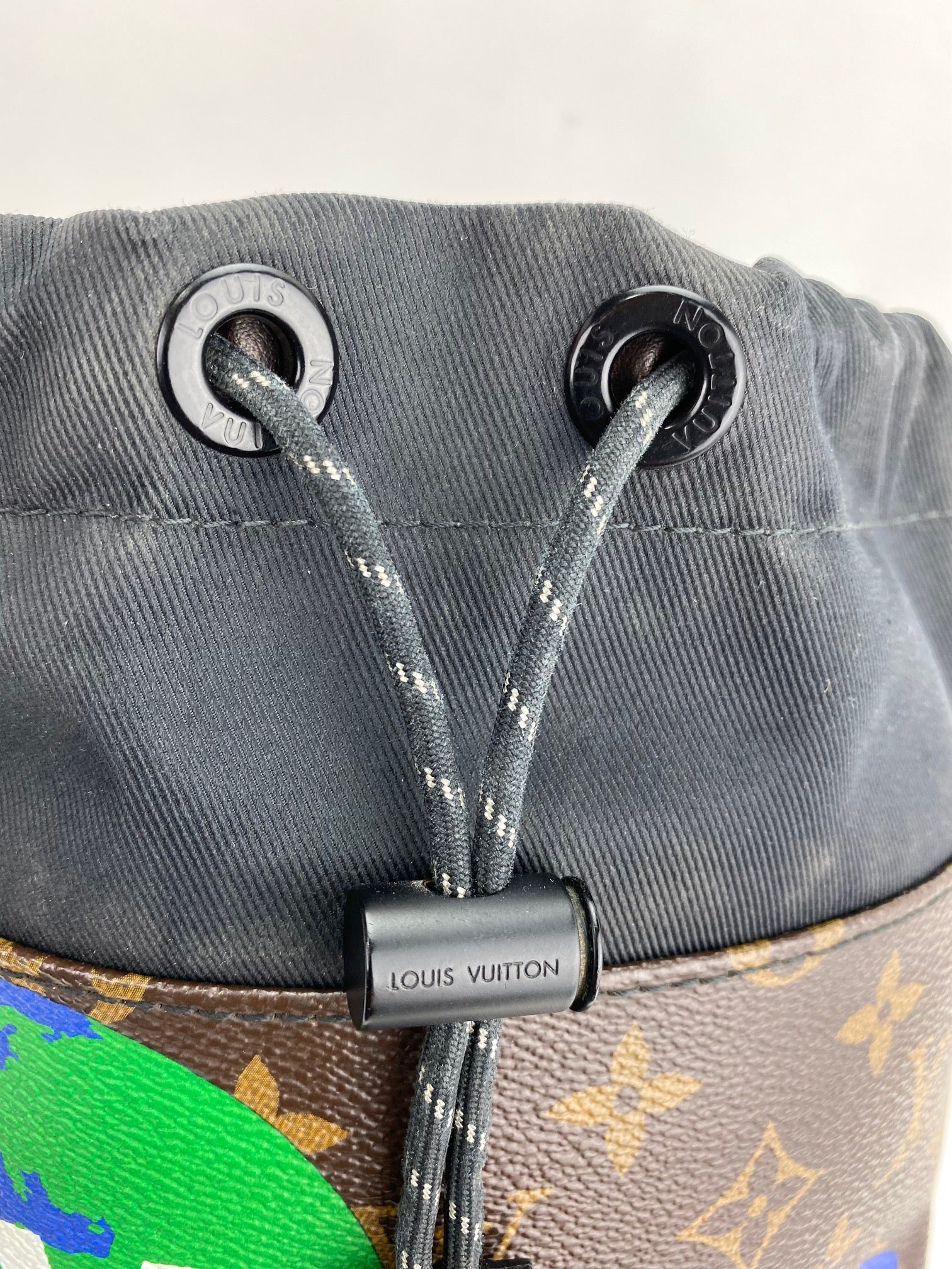 Túi đeo chéo Louis Vuitton Monogram Chalk dành cho nam Túi đeo vai Nap Sac Ba lô