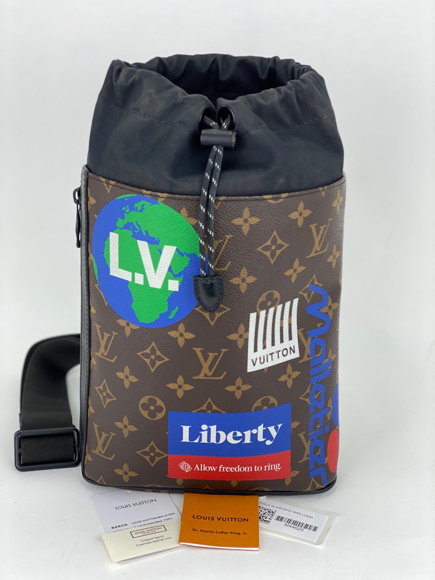 Túi đeo chéo Louis Vuitton Monogram Chalk dành cho nam Túi đeo vai Nap Sac Ba lô
