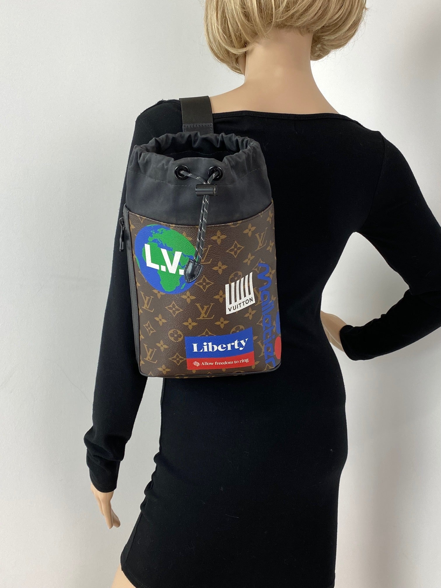 Túi đeo chéo Louis Vuitton Monogram Chalk dành cho nam Túi đeo vai Nap Sac Ba lô