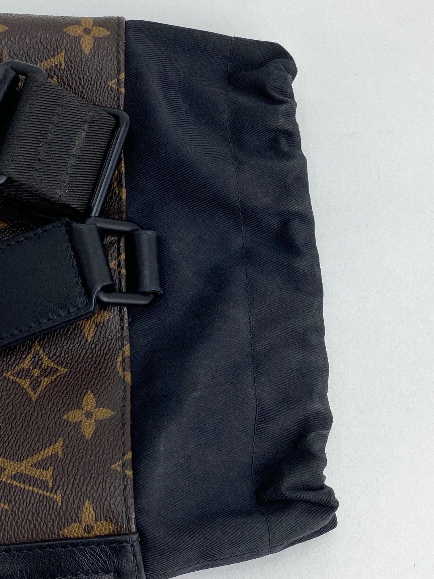 Túi đeo chéo Louis Vuitton Monogram Chalk dành cho nam Túi đeo vai Nap Sac Ba lô