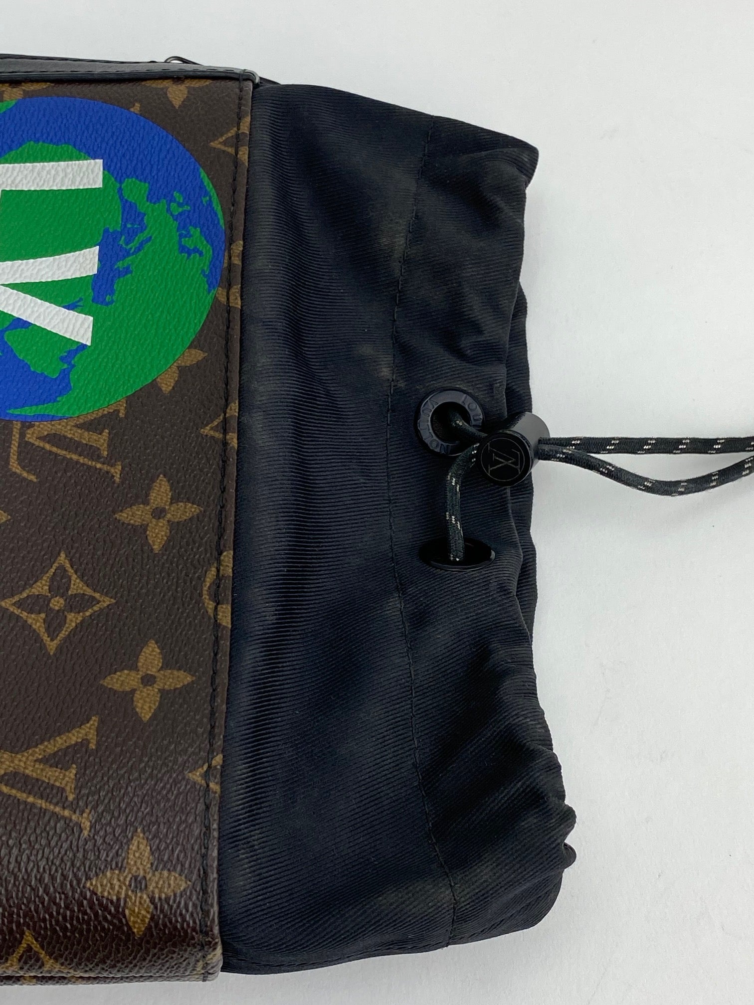 Túi đeo chéo Louis Vuitton Monogram Chalk dành cho nam Túi đeo vai Nap Sac Ba lô
