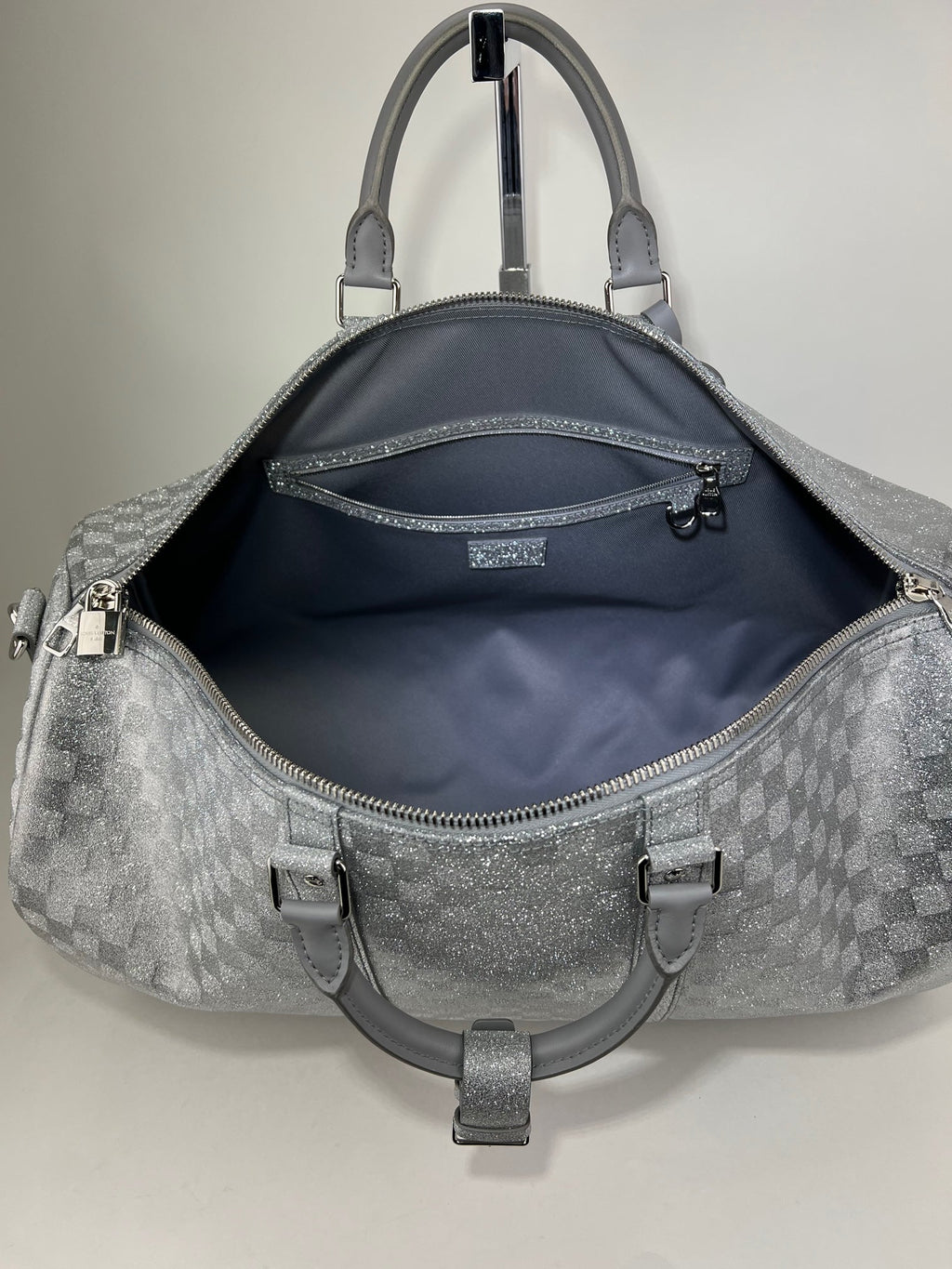 Túi xách Louis Vuitton Keepall Bandoulière 50B Bạc lấp lánh họa tiết Damier Preowned