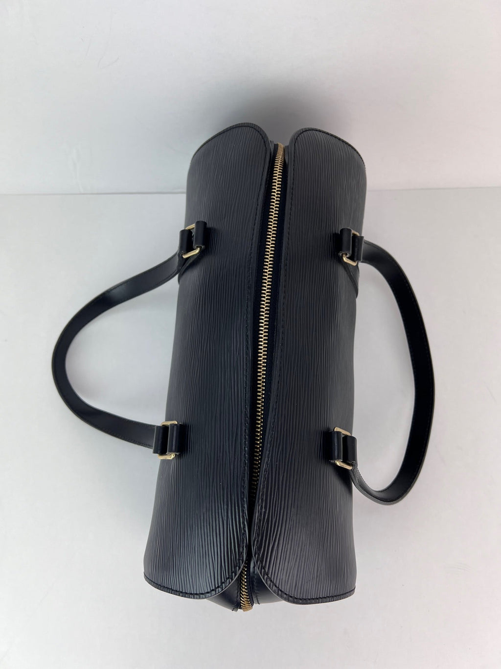 Túi đeo vai da Epi Louis Vuitton Soufflot màu đen