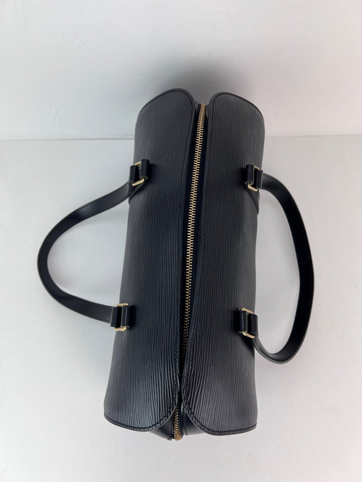 Túi đeo vai da Epi Louis Vuitton Soufflot màu đen