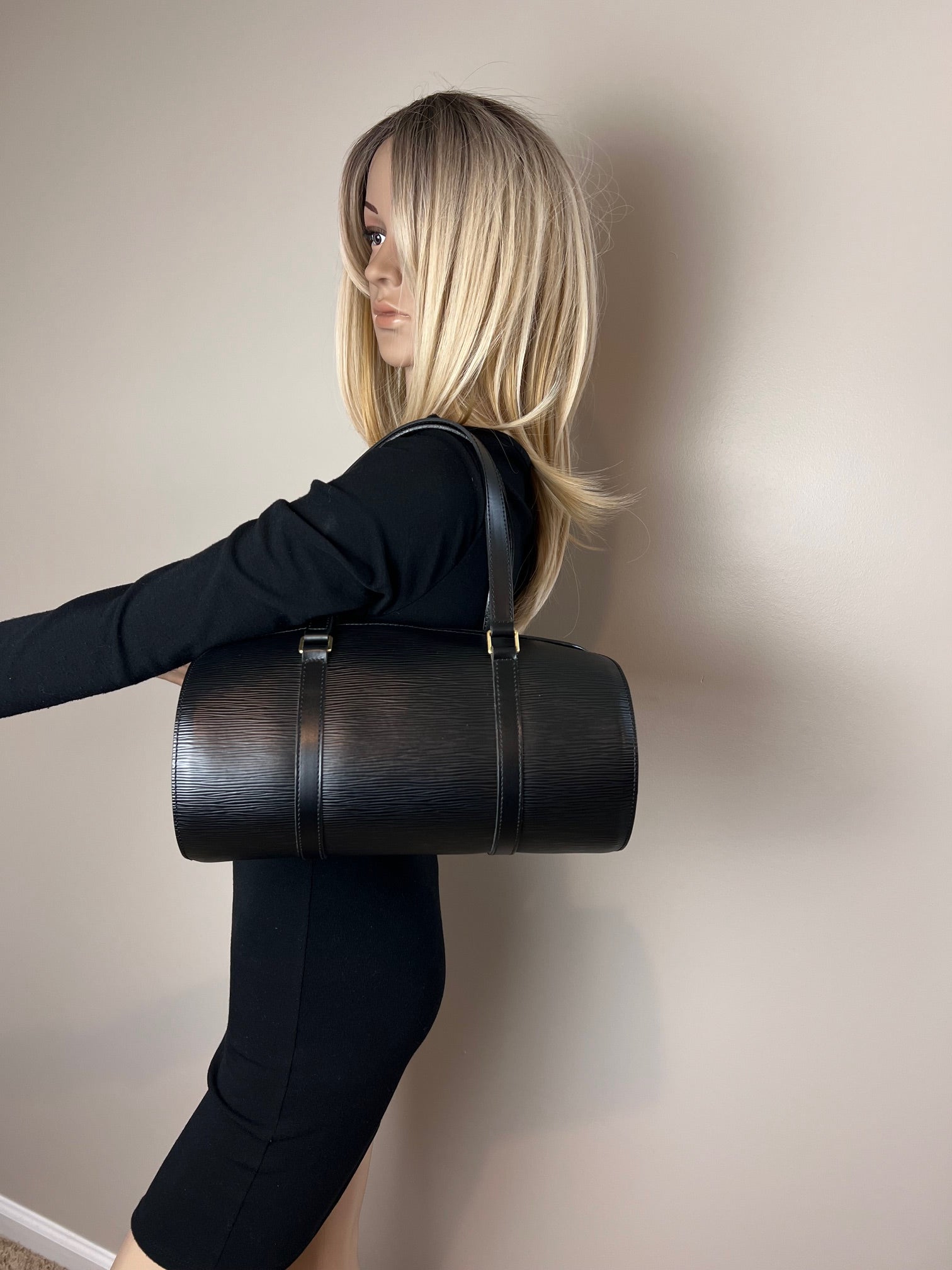 Túi đeo vai da Epi Louis Vuitton Soufflot màu đen
