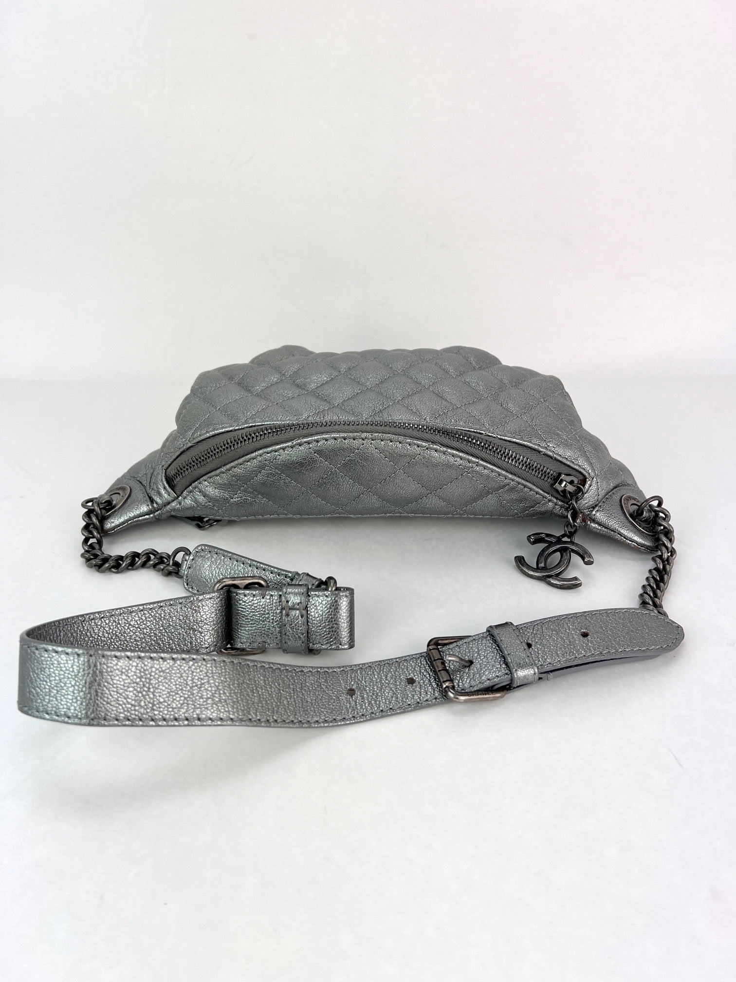 Túi đeo hông Chanel Metallic Dark Silver Calfskin Quilted Banana Fanny Pack