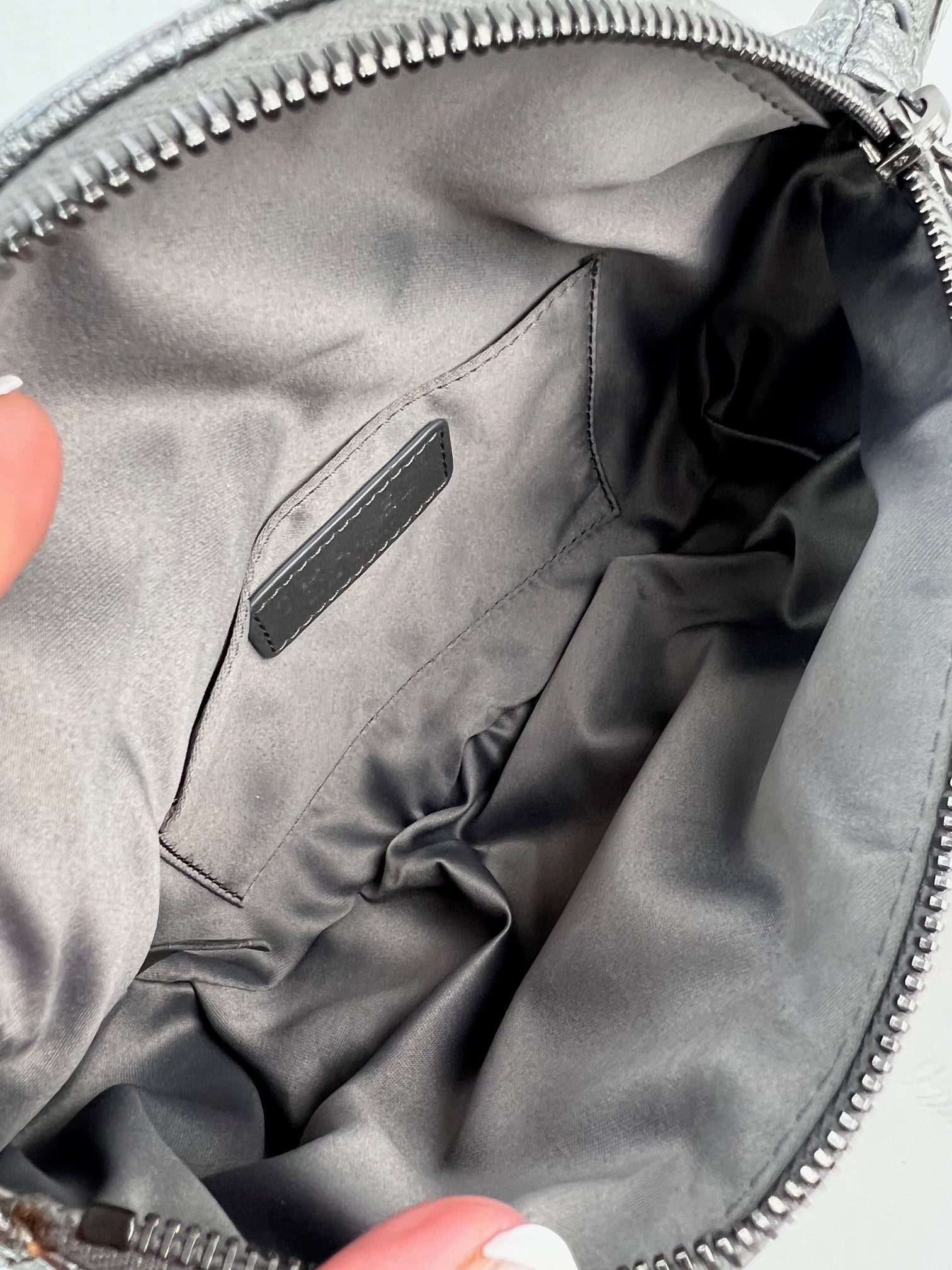 Túi đeo hông Chanel Metallic Dark Silver Calfskin Quilted Banana Fanny Pack