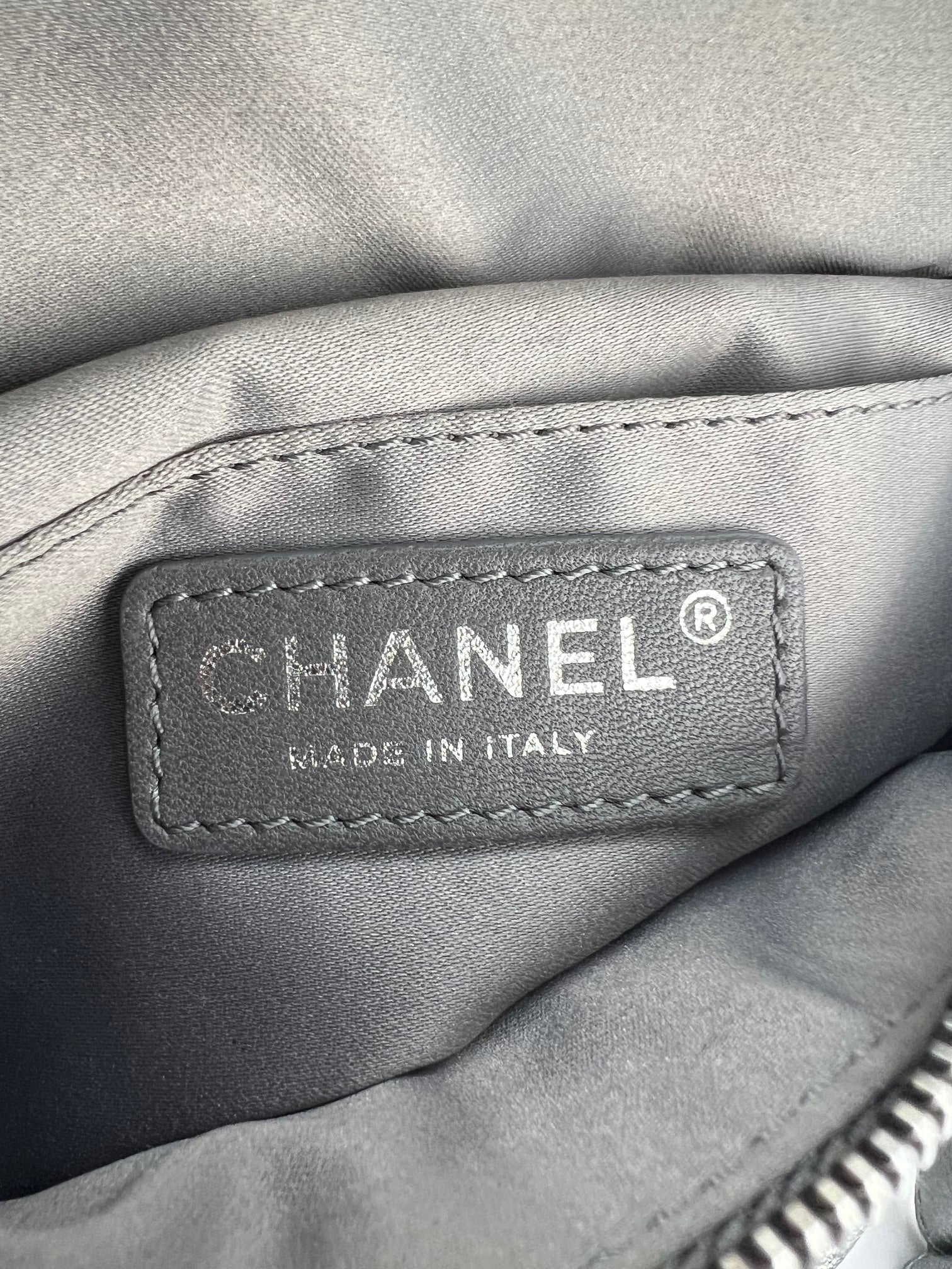 Túi đeo hông Chanel Metallic Dark Silver Calfskin Quilted Banana Fanny Pack