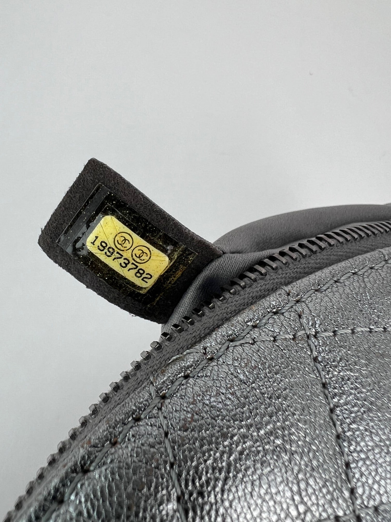 Túi đeo hông Chanel Metallic Dark Silver Calfskin Quilted Banana Fanny Pack