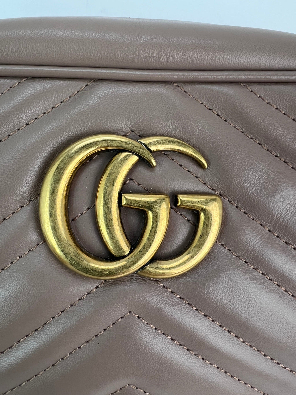 Túi đeo chéo da Matelasse Gucci GG Marmont Small Chain Beige