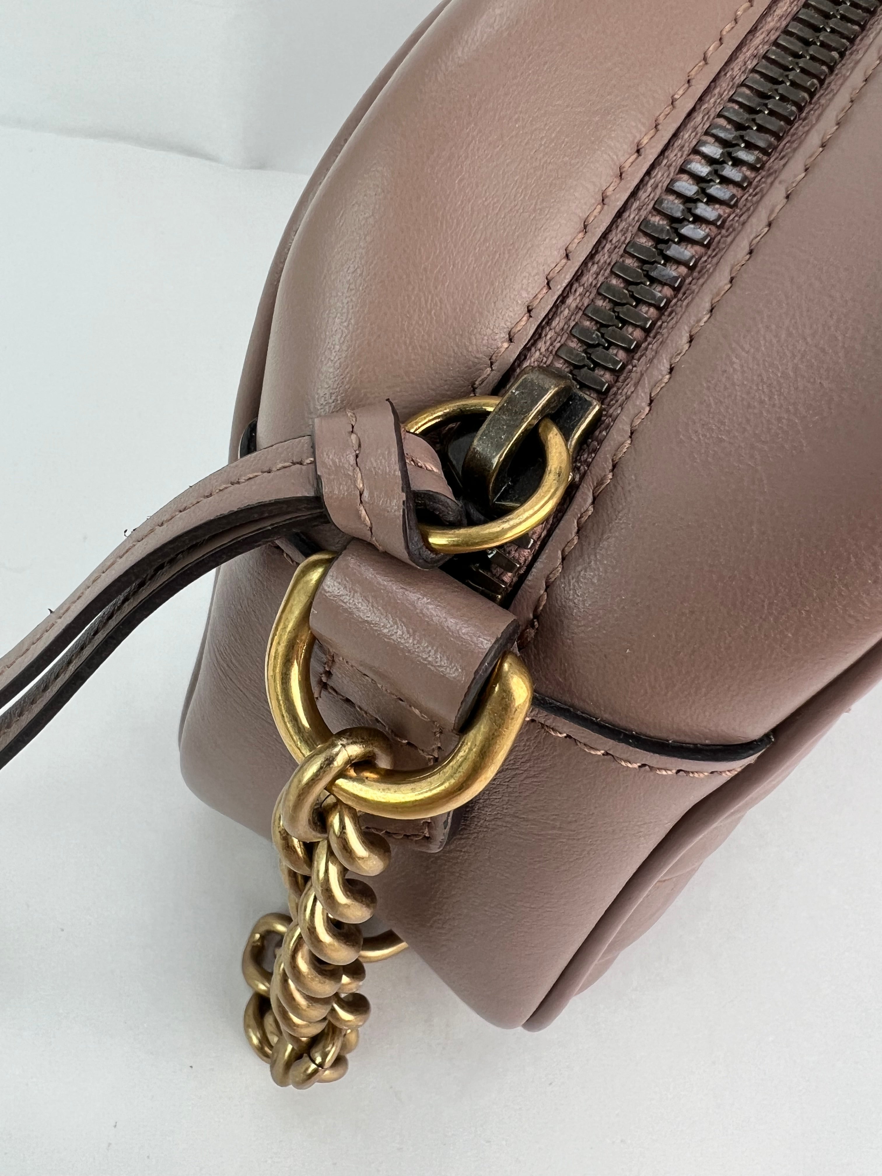 Túi đeo chéo da Matelasse Gucci GG Marmont Small Chain Beige