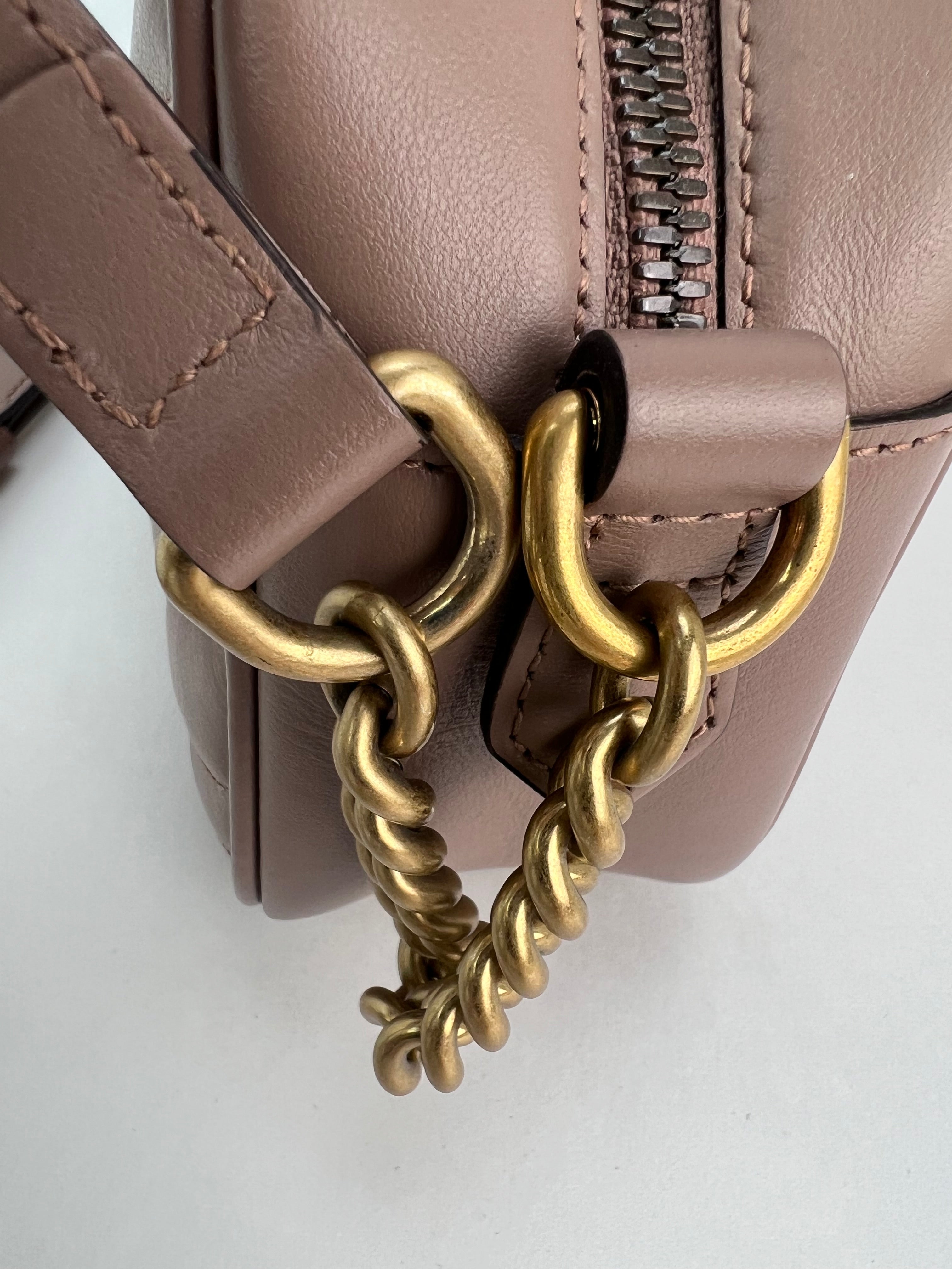 Túi đeo chéo da Matelasse Gucci GG Marmont Small Chain Beige