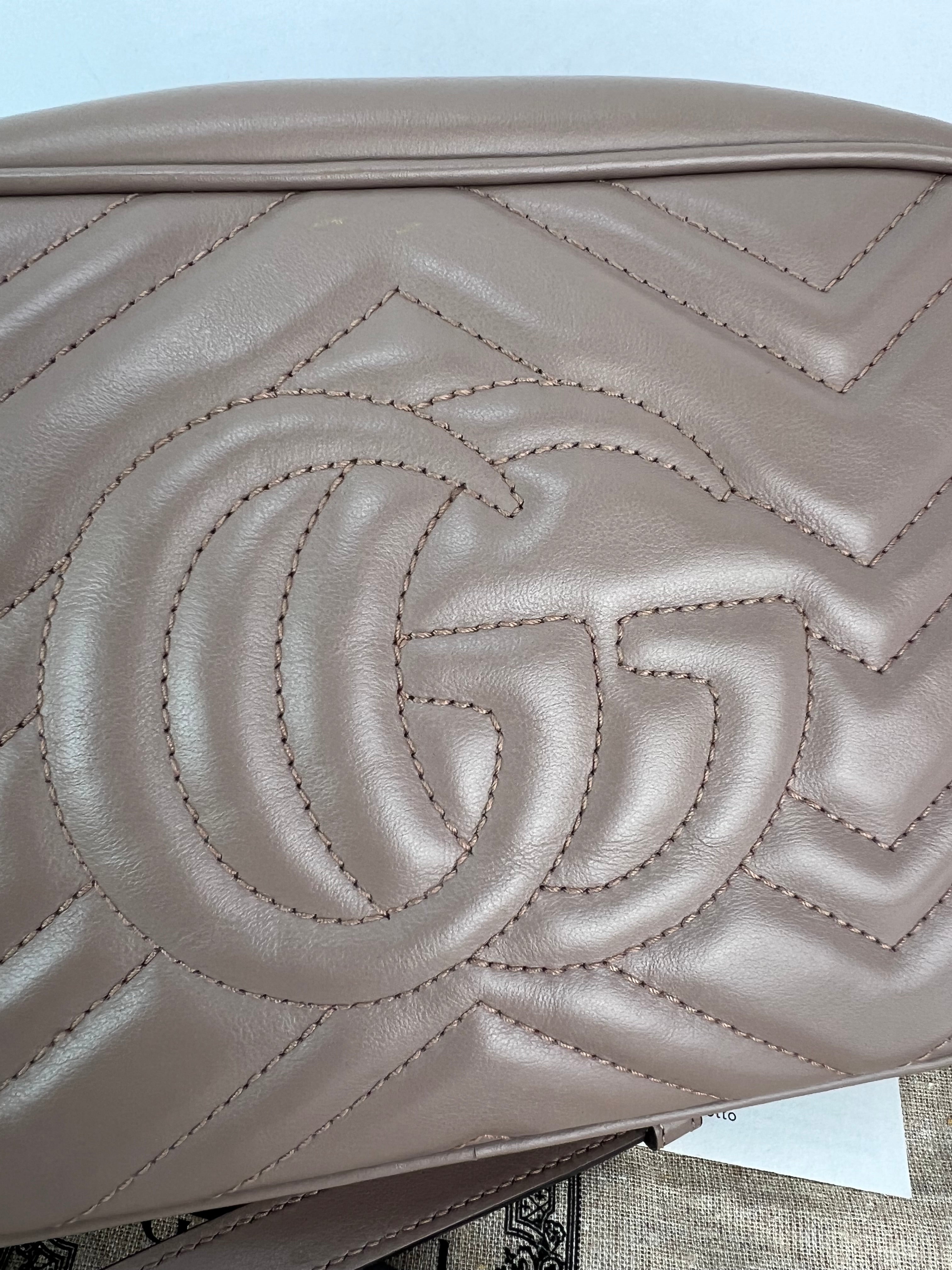Túi đeo chéo da Matelasse Gucci GG Marmont Small Chain Beige