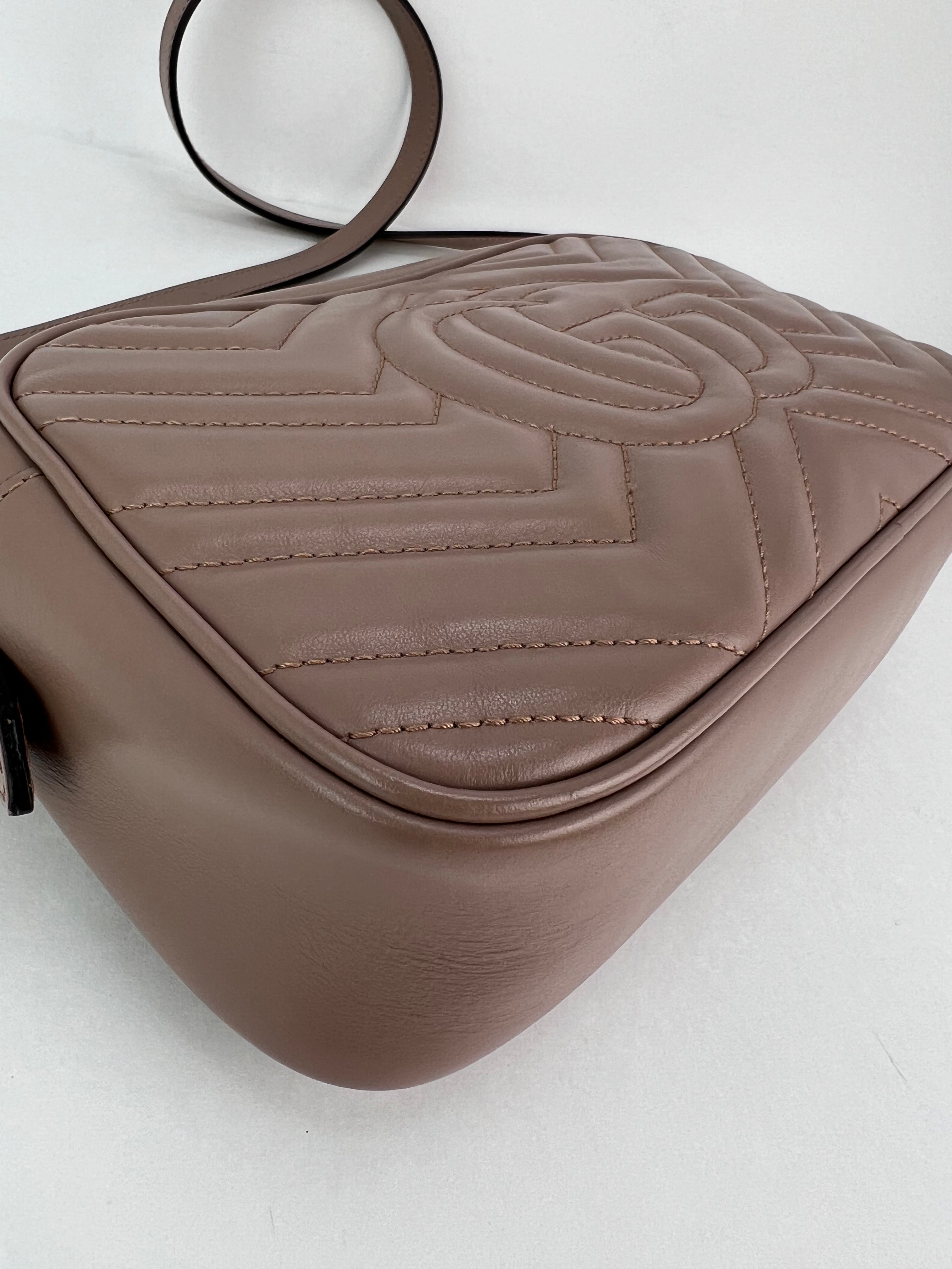 Túi đeo chéo da Matelasse Gucci GG Marmont Small Chain Beige