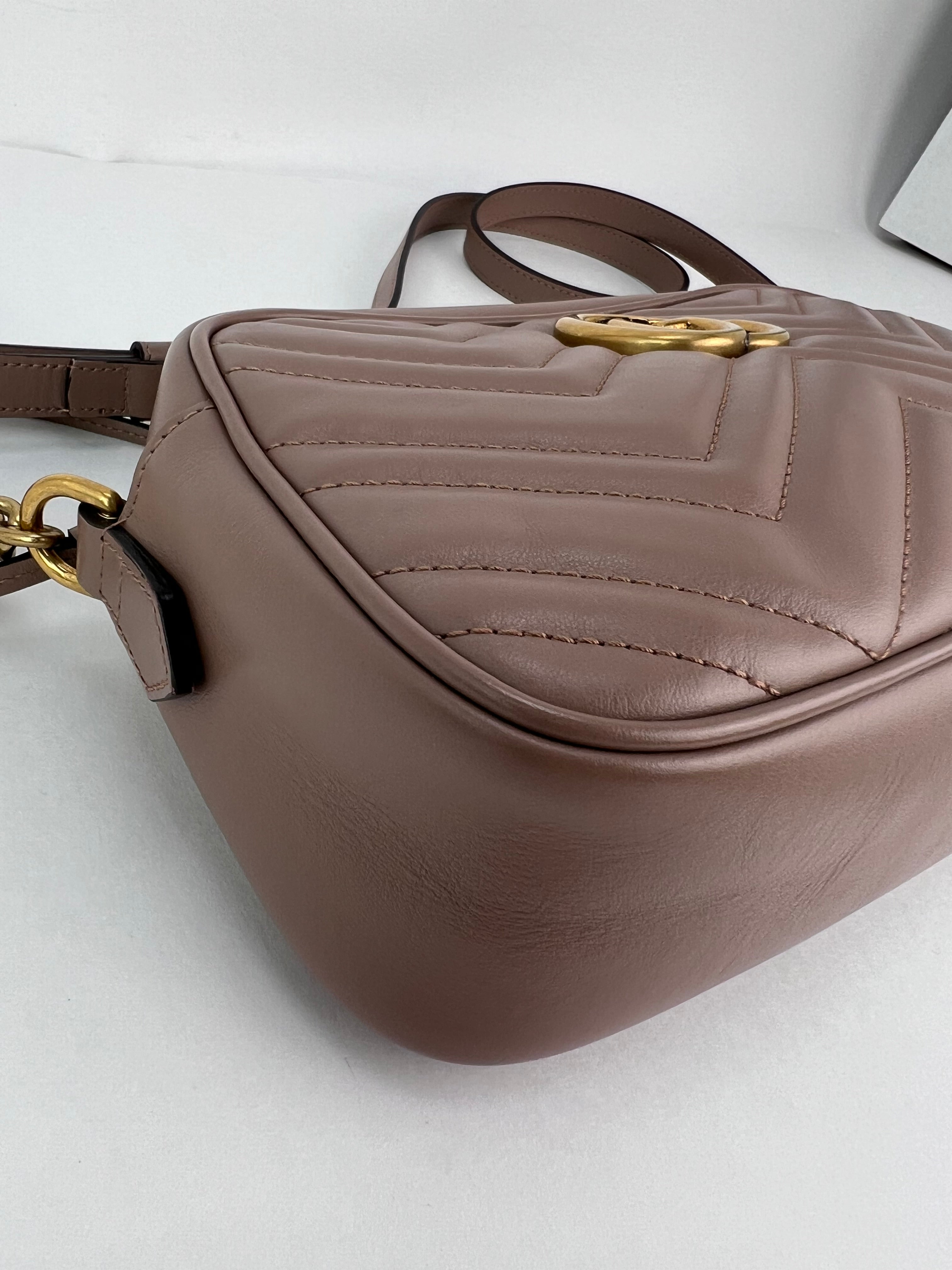 Túi đeo chéo da Matelasse Gucci GG Marmont Small Chain Beige