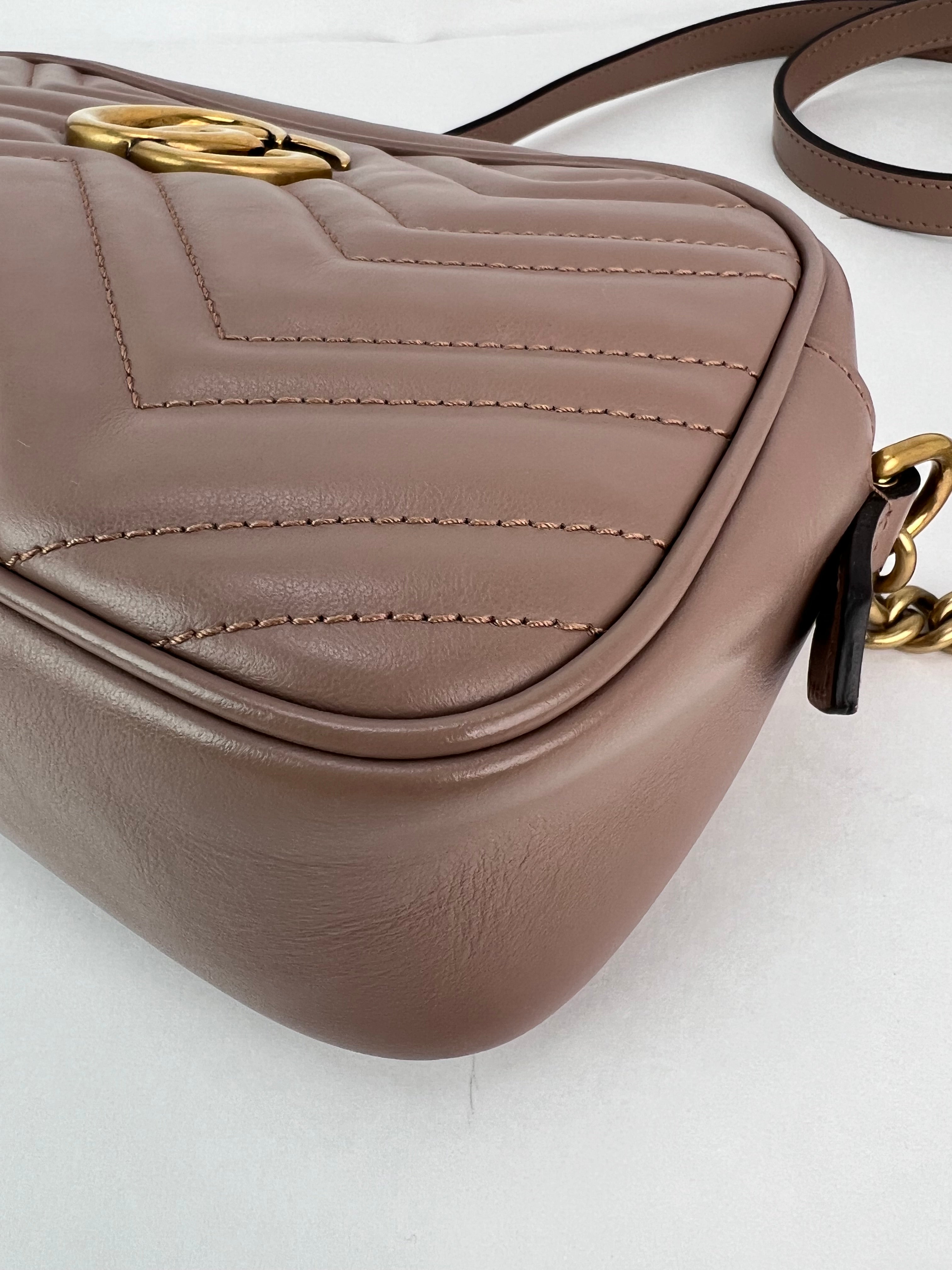 Túi đeo chéo da Matelasse Gucci GG Marmont Small Chain Beige