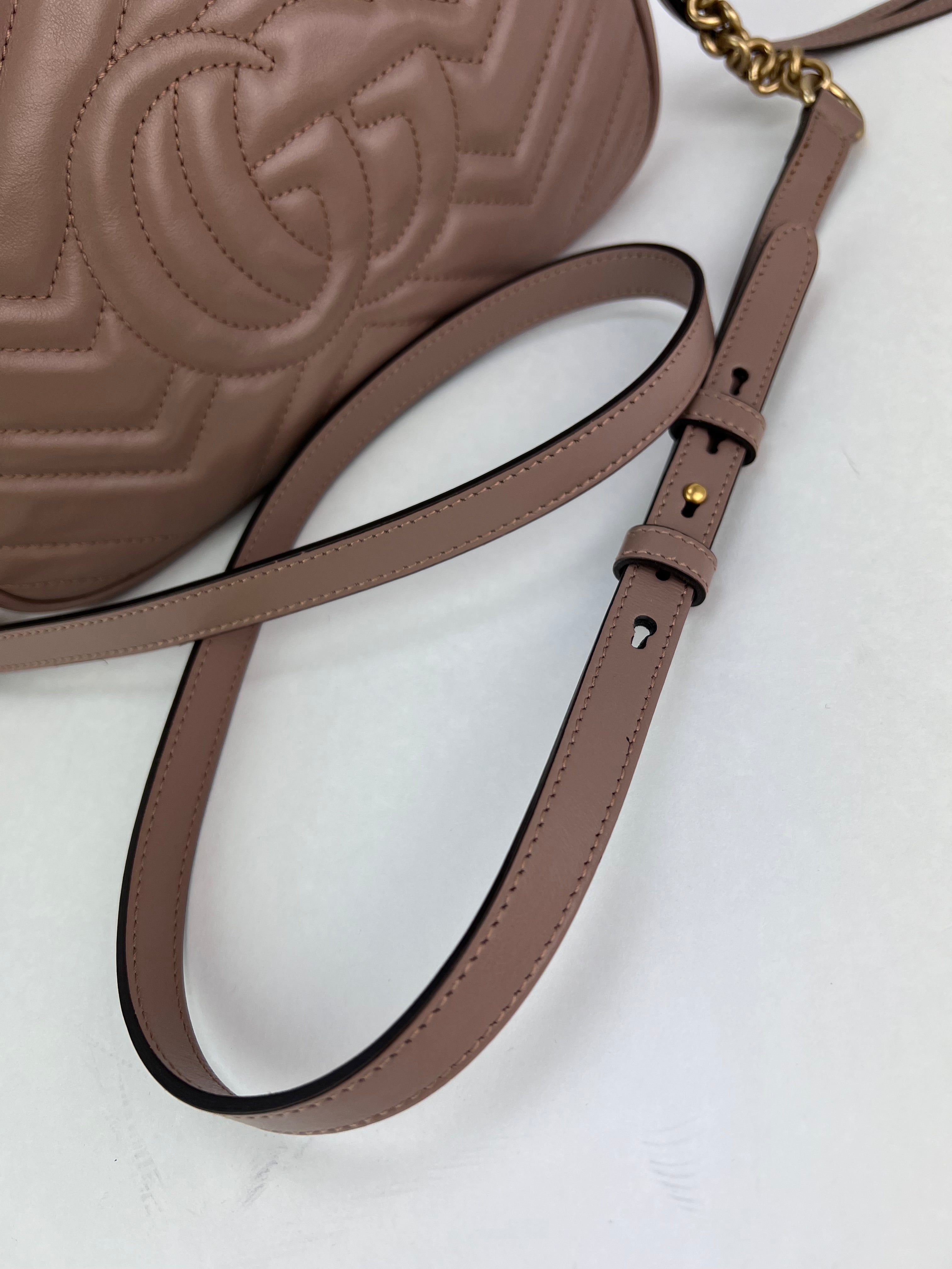 Túi đeo chéo da Matelasse Gucci GG Marmont Small Chain Beige