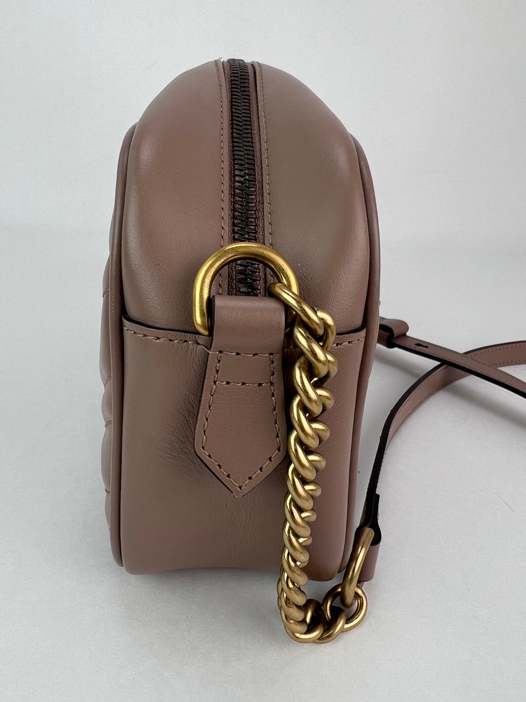 Túi đeo chéo da Matelasse Gucci GG Marmont Small Chain Beige