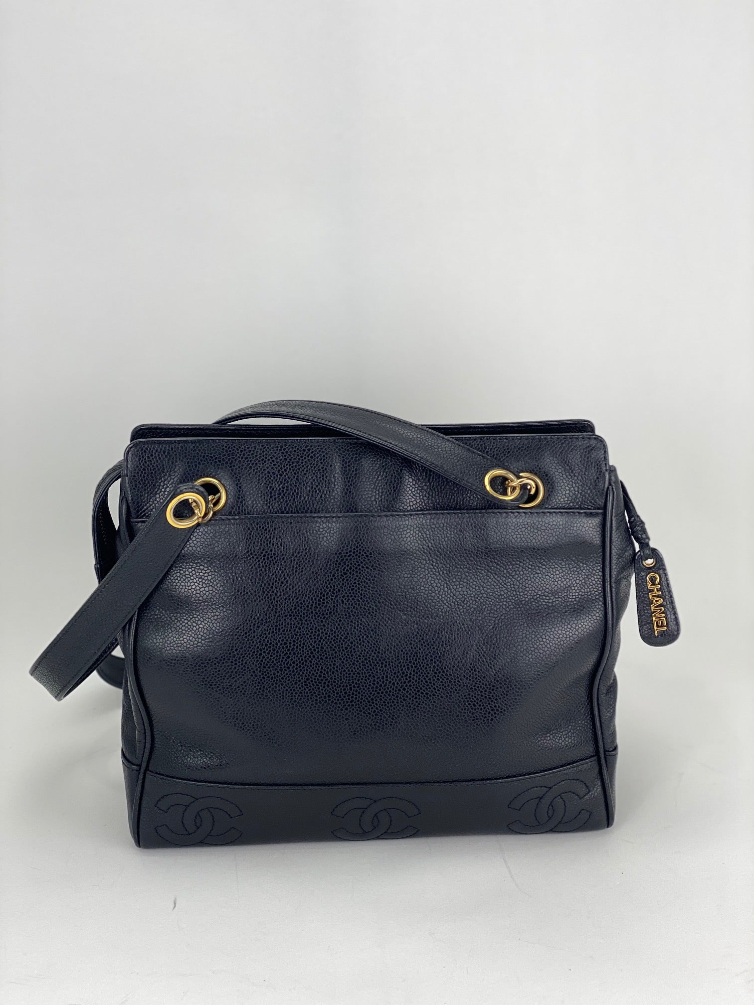 Túi đeo vai CHANEL Vintage Black Caviar Leather CC Zip Tote có thêm miếng lót đã qua sử dụng