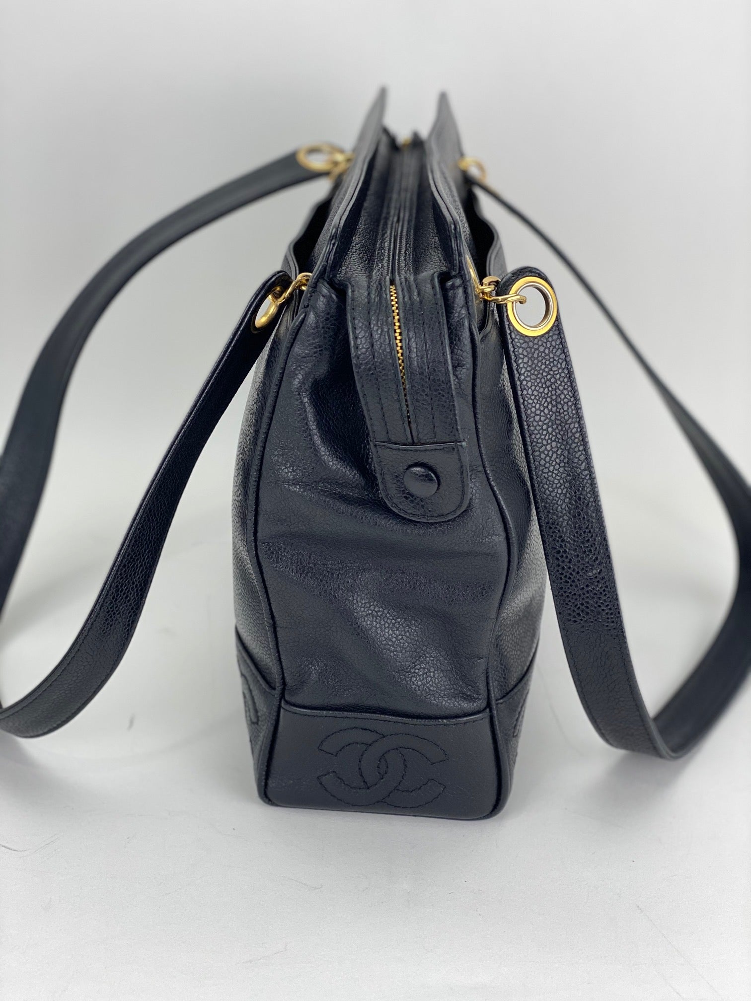Túi đeo vai CHANEL Vintage Black Caviar Leather CC Zip Tote có thêm miếng lót đã qua sử dụng