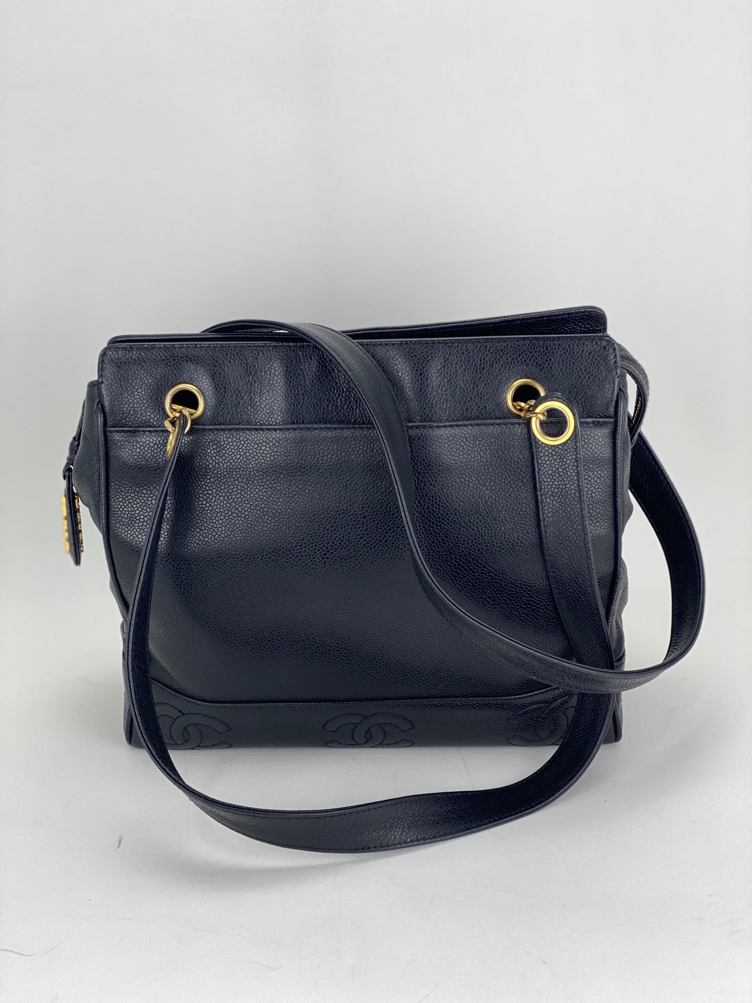 Túi đeo vai CHANEL Vintage Black Caviar Leather CC Zip Tote có thêm miếng lót đã qua sử dụng