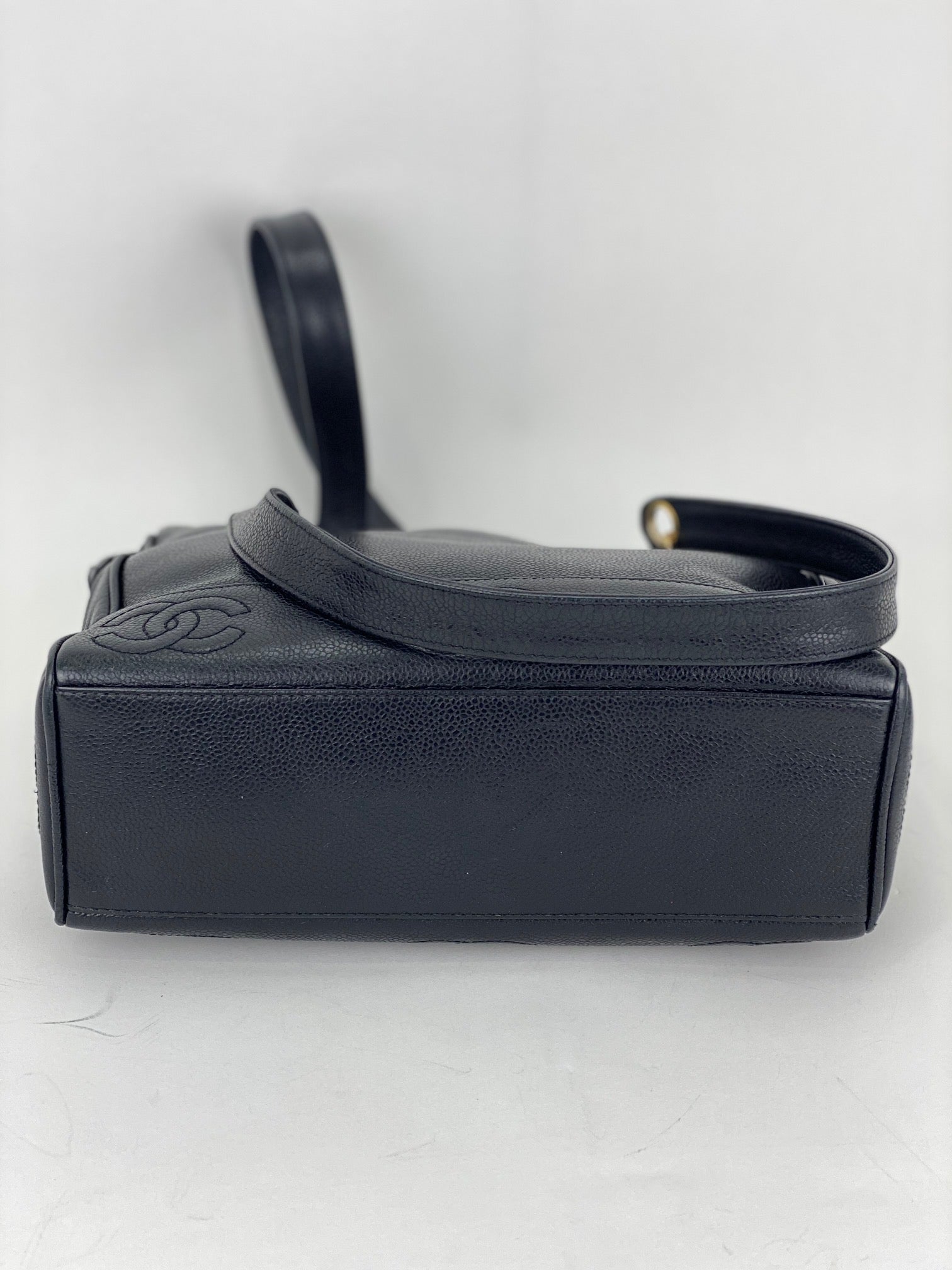 Túi đeo vai CHANEL Vintage Black Caviar Leather CC Zip Tote có thêm miếng lót đã qua sử dụng