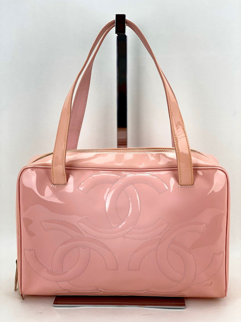 Túi đeo vai da bóng màu hồng nhạt Chanel Triple CC Logo đã qua sử dụng