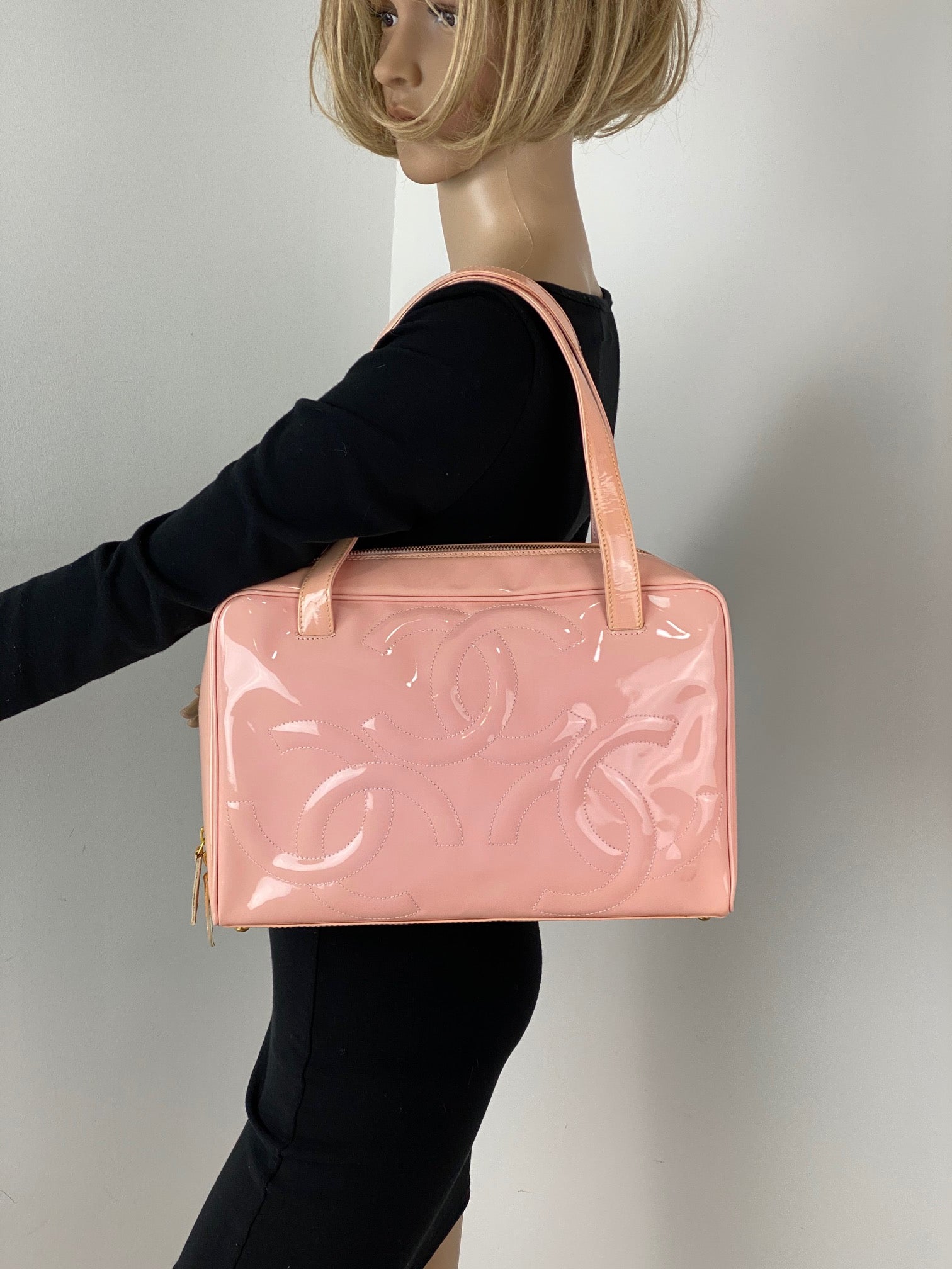 Túi đeo vai da bóng màu hồng nhạt Chanel Triple CC Logo đã qua sử dụng