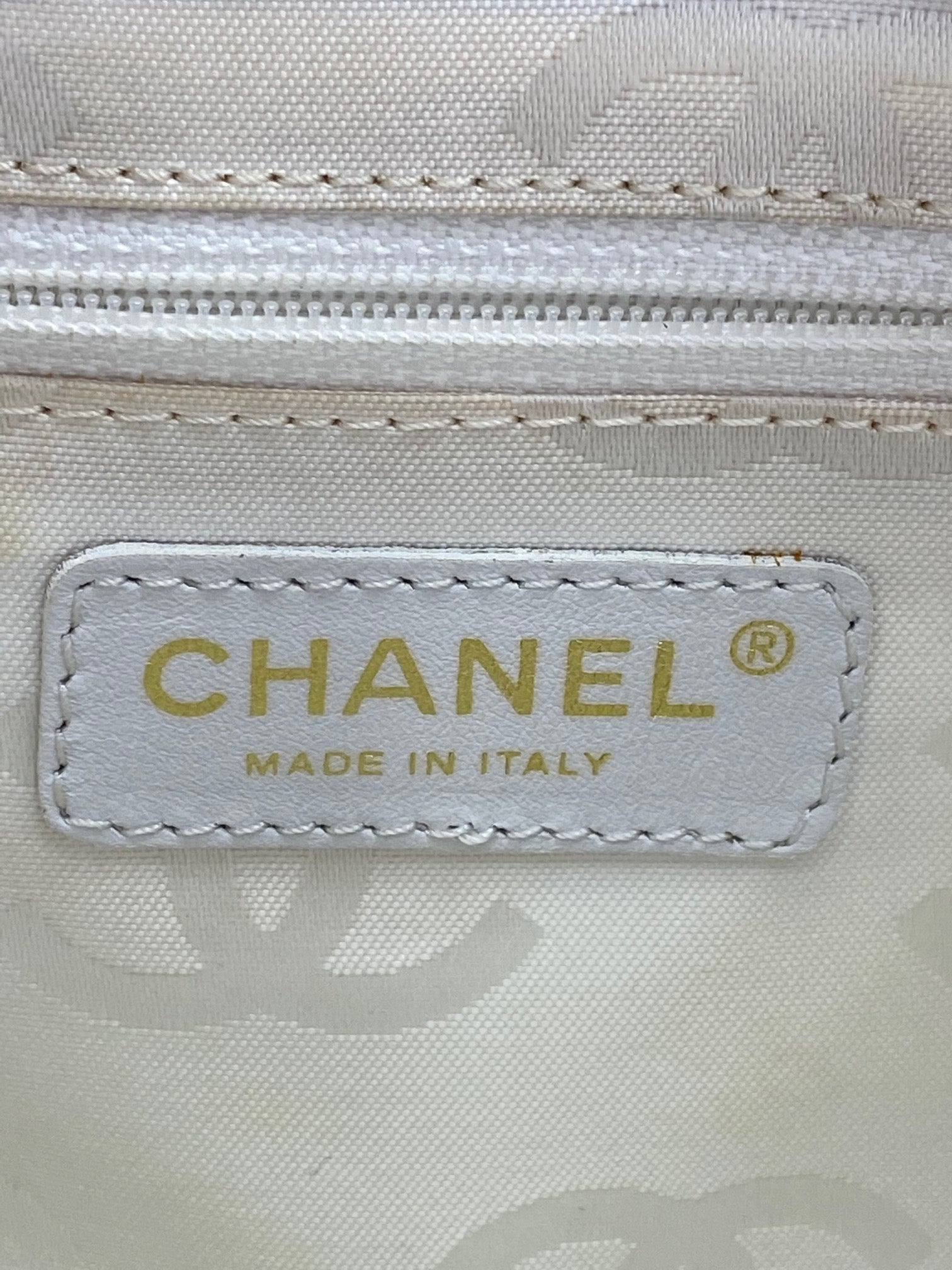 Túi đeo vai da bóng màu hồng nhạt Chanel Triple CC Logo đã qua sử dụng