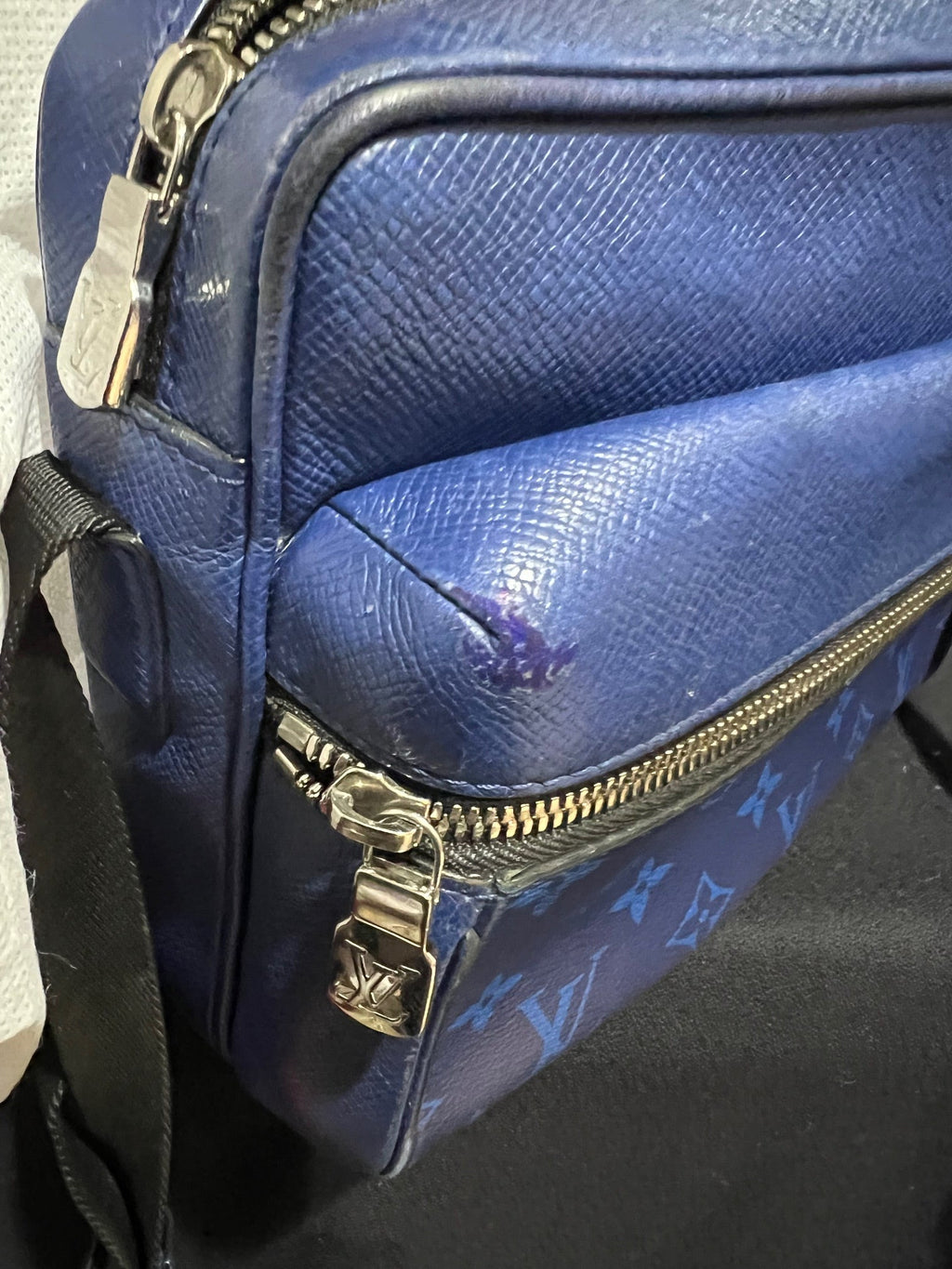 Túi đeo chéo ngoài trời Taigarama màu xanh của LOUIS VUITTON