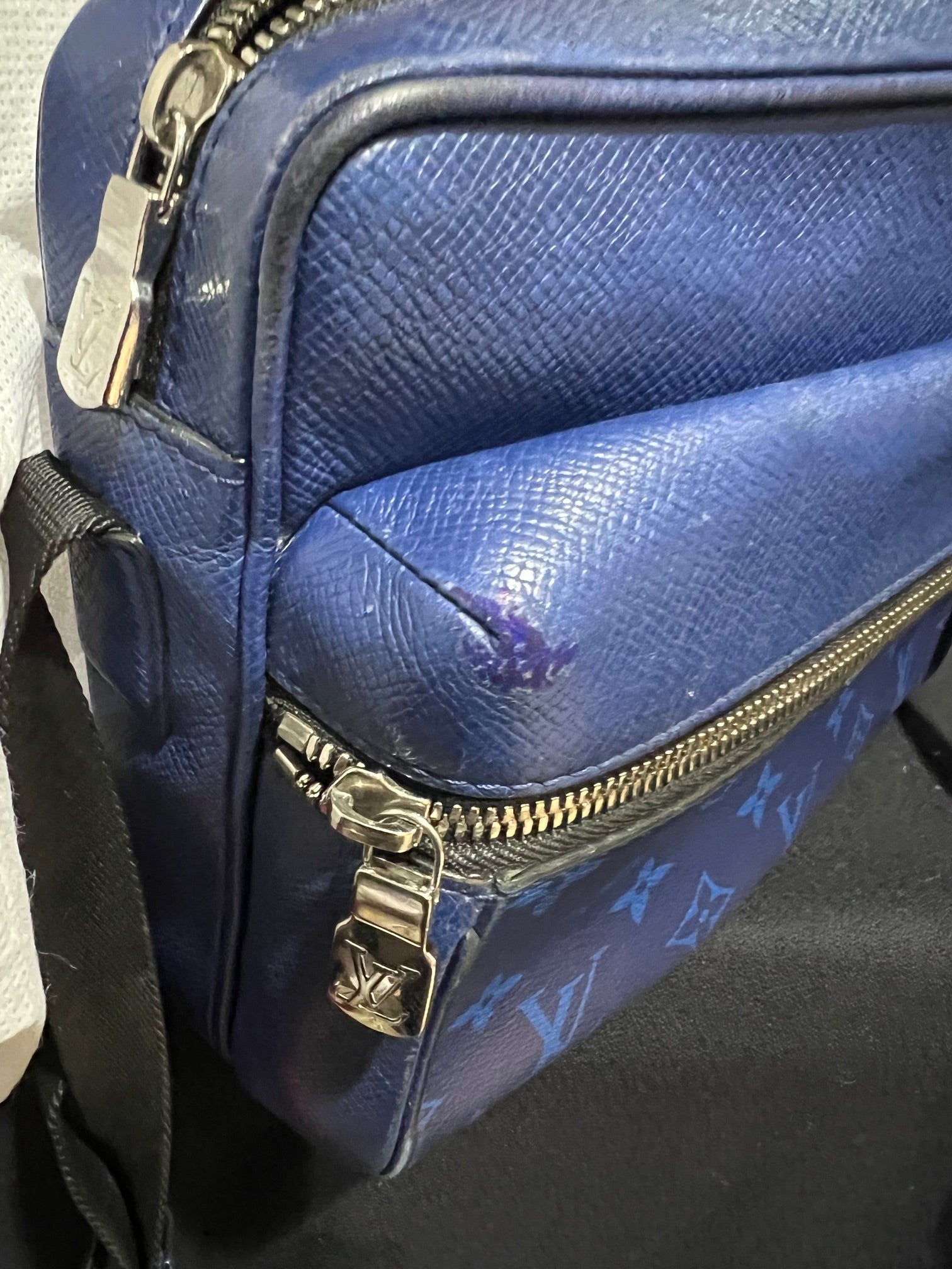 Túi đeo chéo ngoài trời Taigarama màu xanh của LOUIS VUITTON