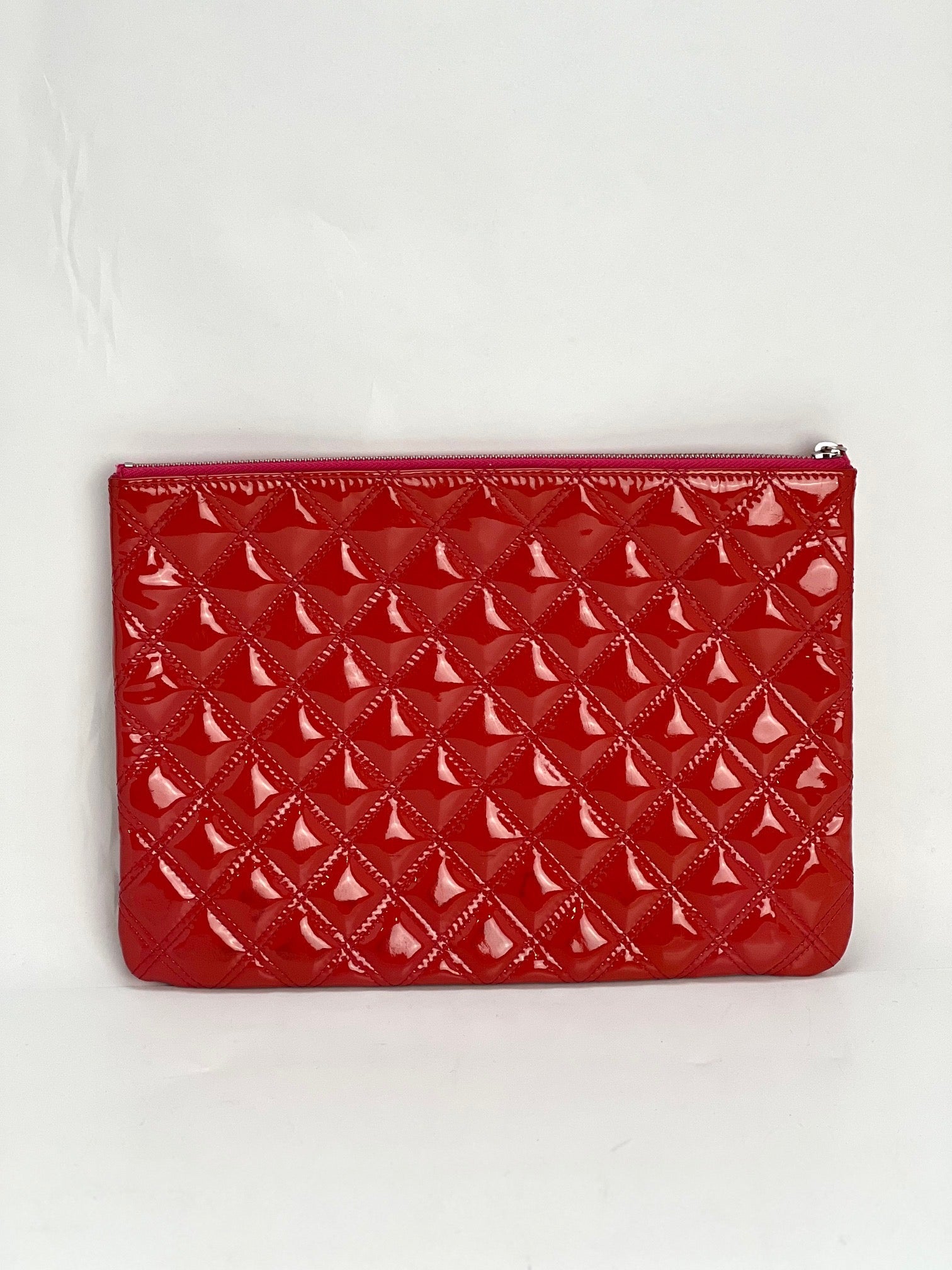 Hộp đựng mỹ phẩm Chanel Patent Quilted cỡ trung màu hồng đậm
