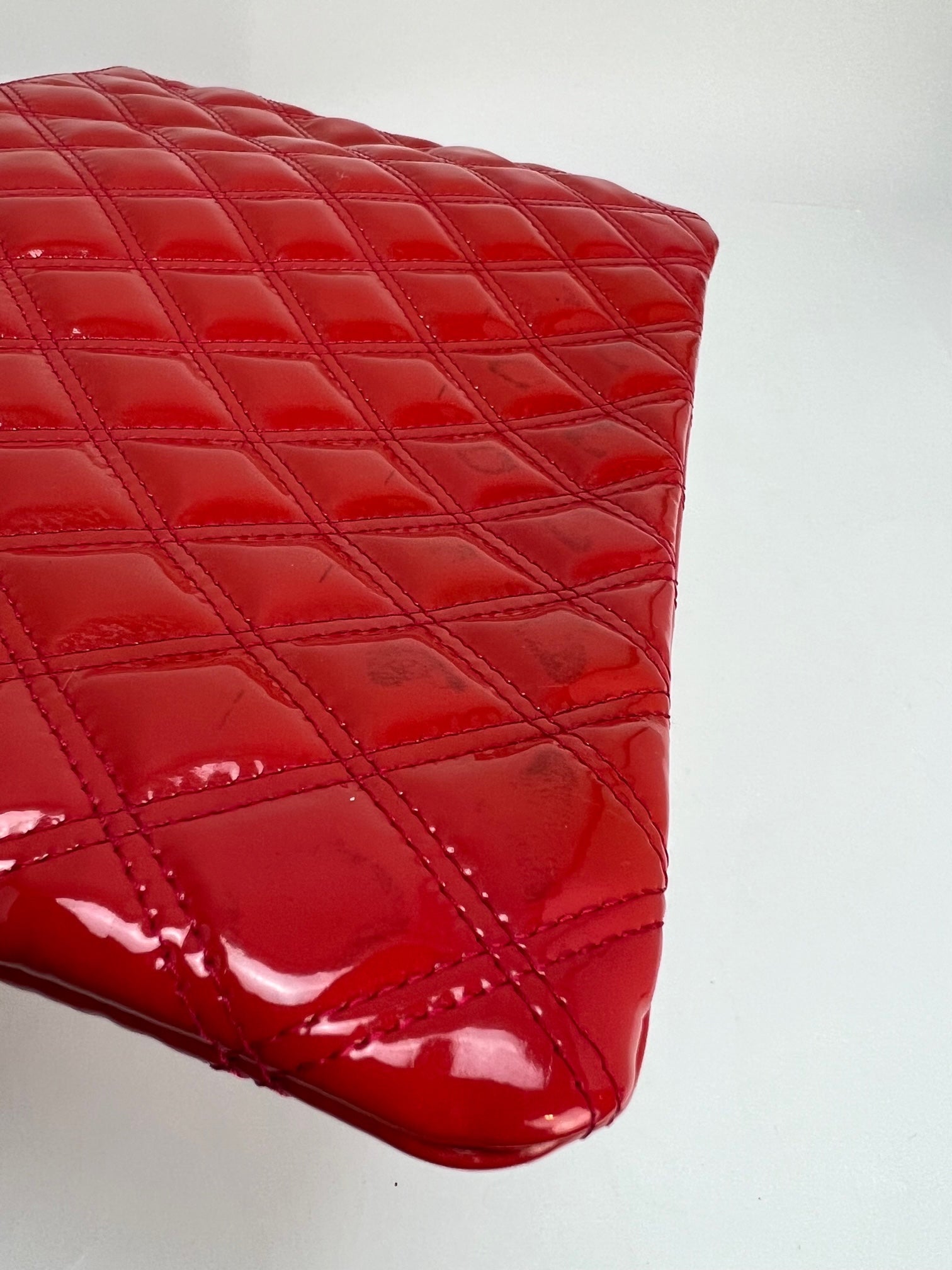 Hộp đựng mỹ phẩm Chanel Patent Quilted cỡ trung màu hồng đậm