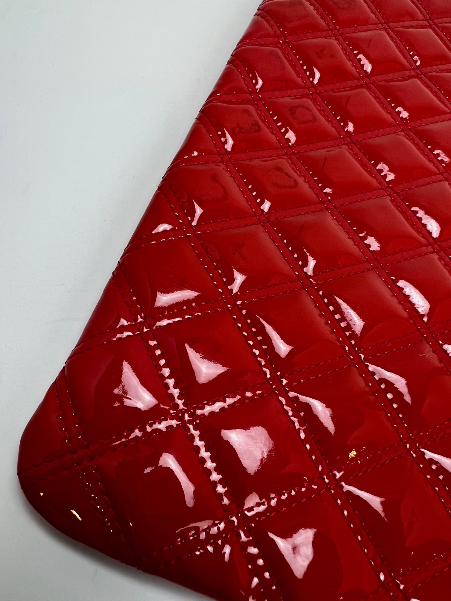 Hộp đựng mỹ phẩm Chanel Patent Quilted cỡ trung màu hồng đậm