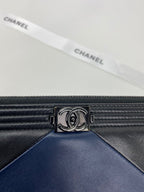 Túi da cừu chần bông màu đen xanh lớn của Chanel kèm dây xích