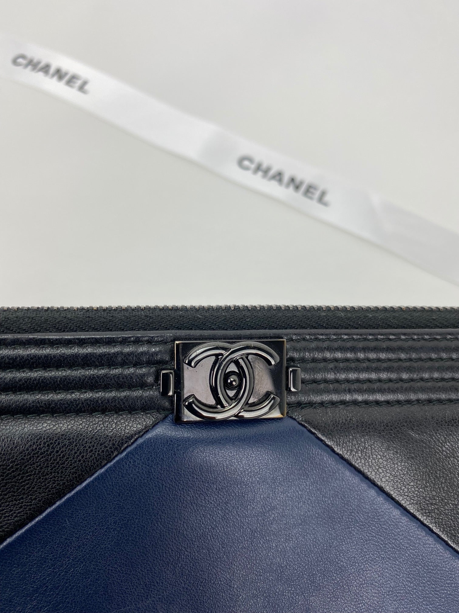 Túi da cừu chần bông màu đen xanh lớn của Chanel kèm dây xích
