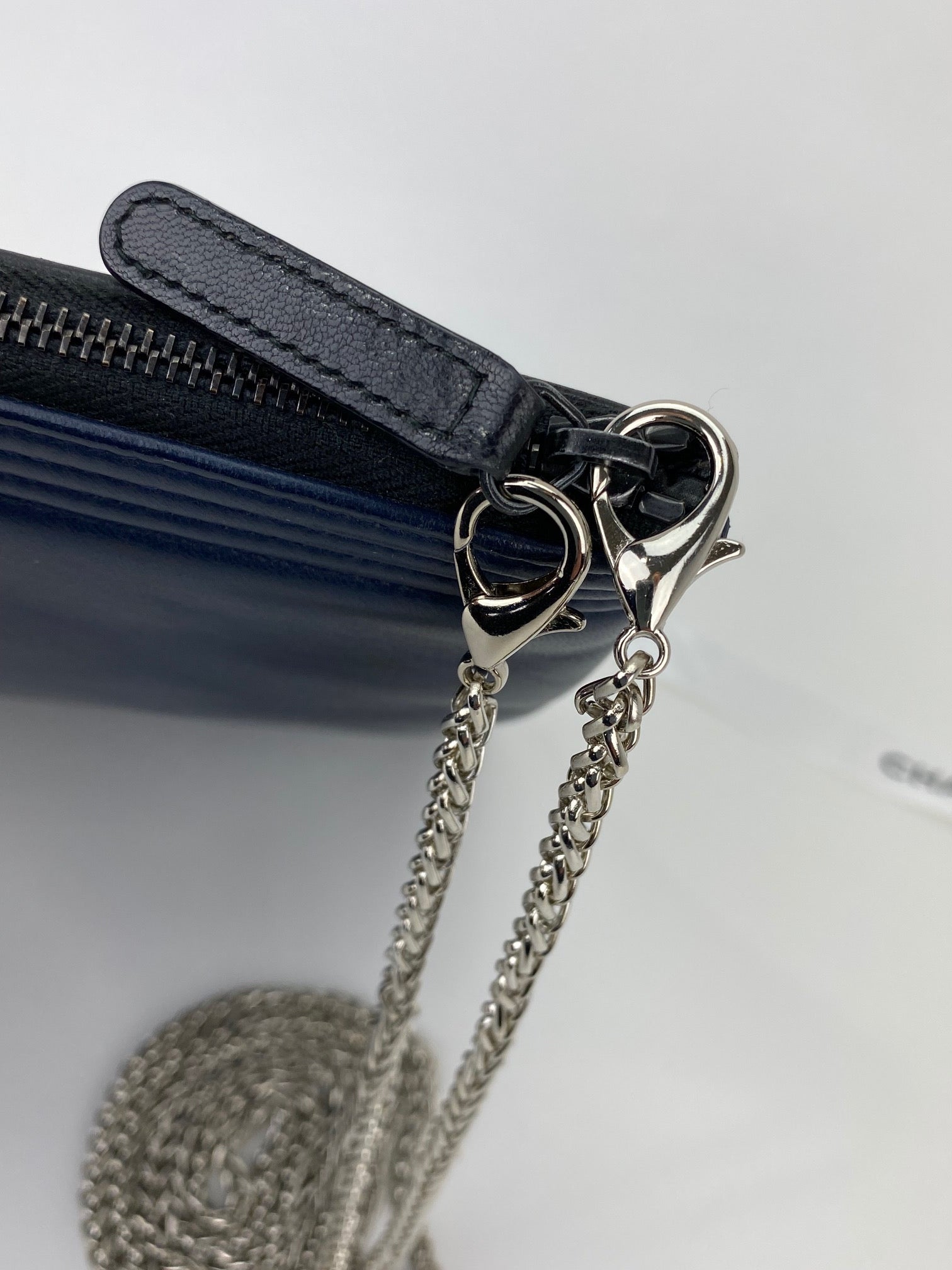 Túi da cừu chần bông màu đen xanh lớn của Chanel kèm dây xích