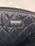 Túi da cừu chần bông màu đen xanh lớn của Chanel kèm dây xích