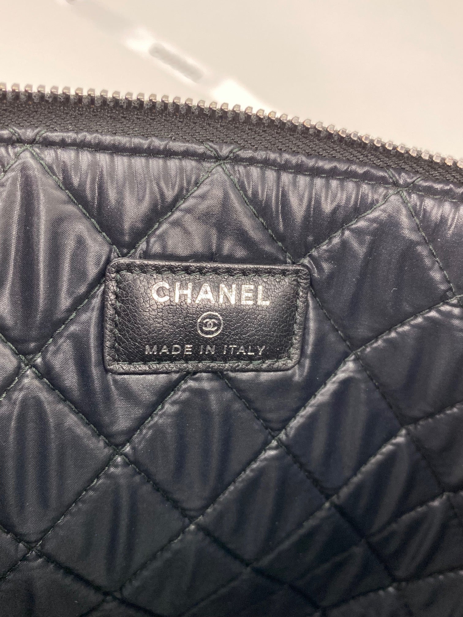 Túi da cừu chần bông màu đen xanh lớn của Chanel kèm dây xích
