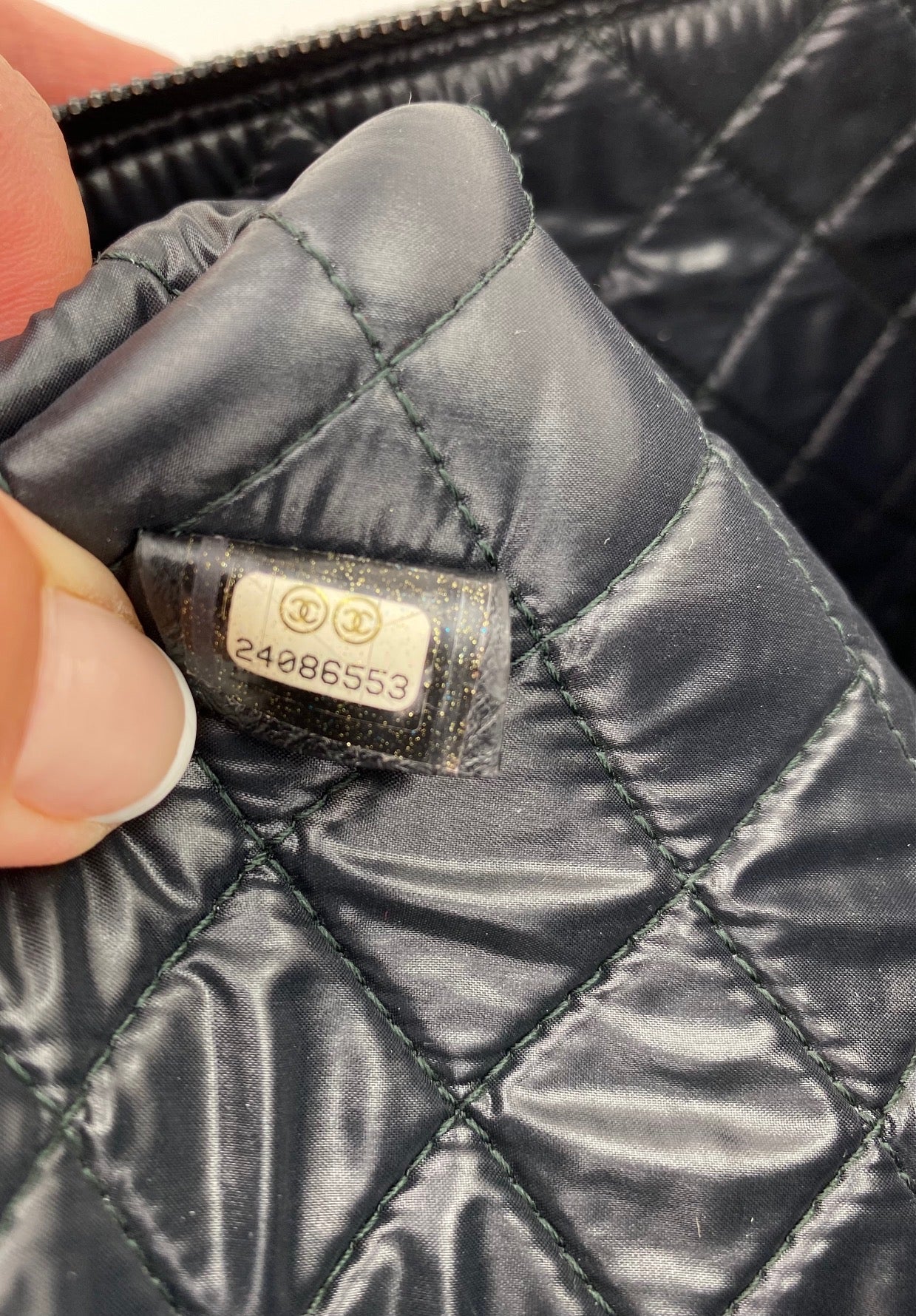 Túi da cừu chần bông màu đen xanh lớn của Chanel kèm dây xích