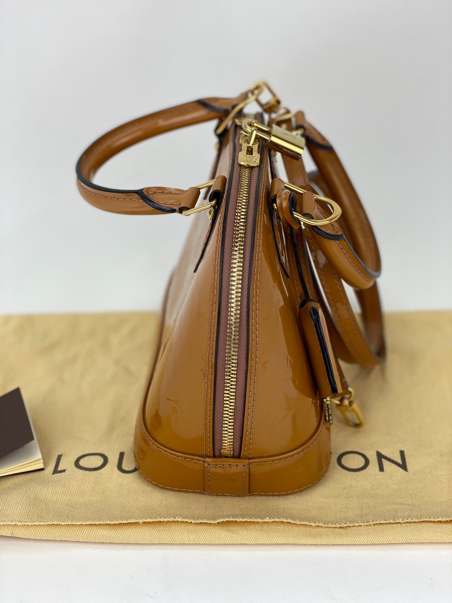 Túi xách đeo vai LOUIS VUITTON Vernis Alma BB Rose Velours M91585 đã qua sử dụng