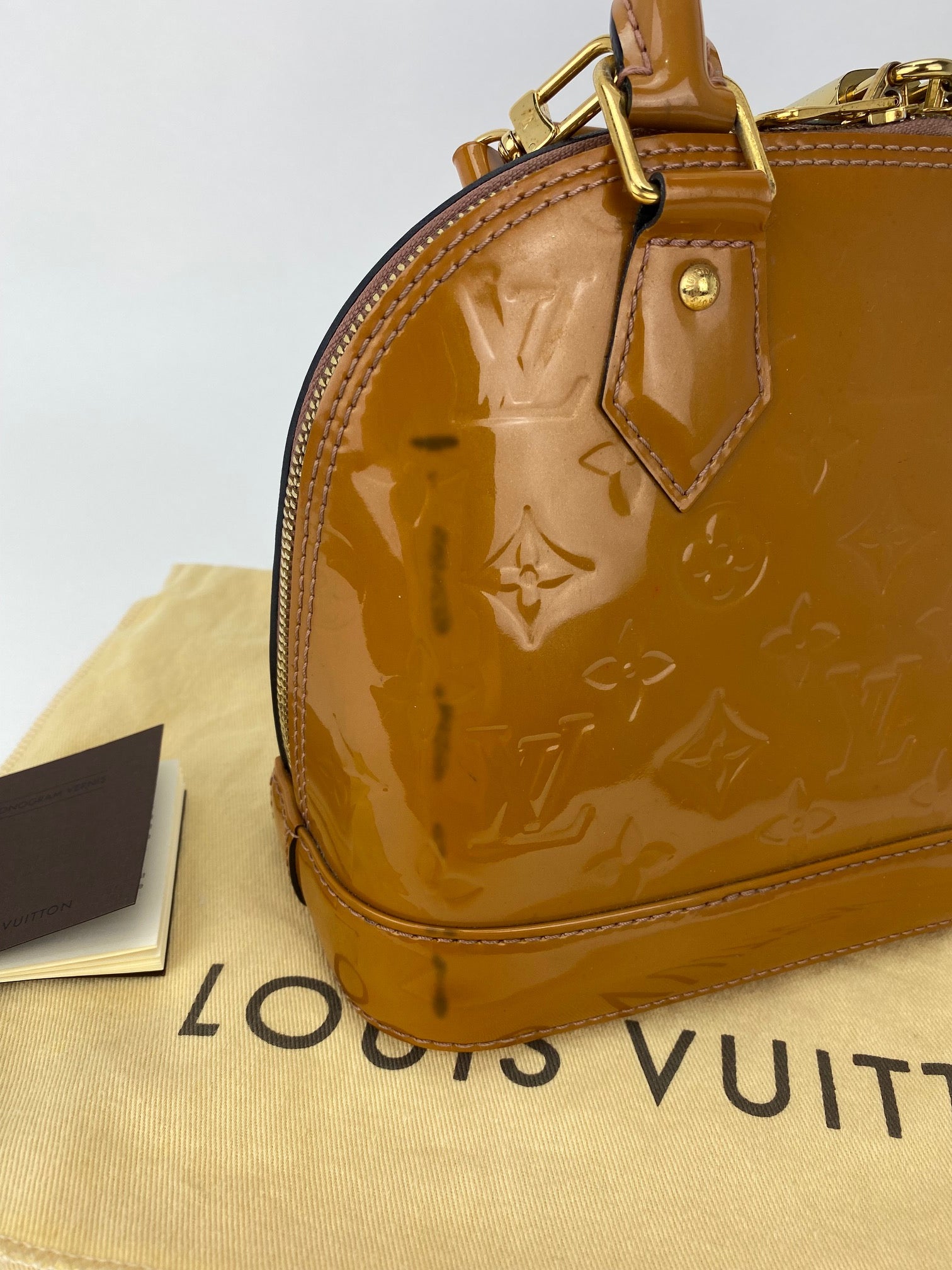 Túi xách đeo vai LOUIS VUITTON Vernis Alma BB Rose Velours M91585 đã qua sử dụng