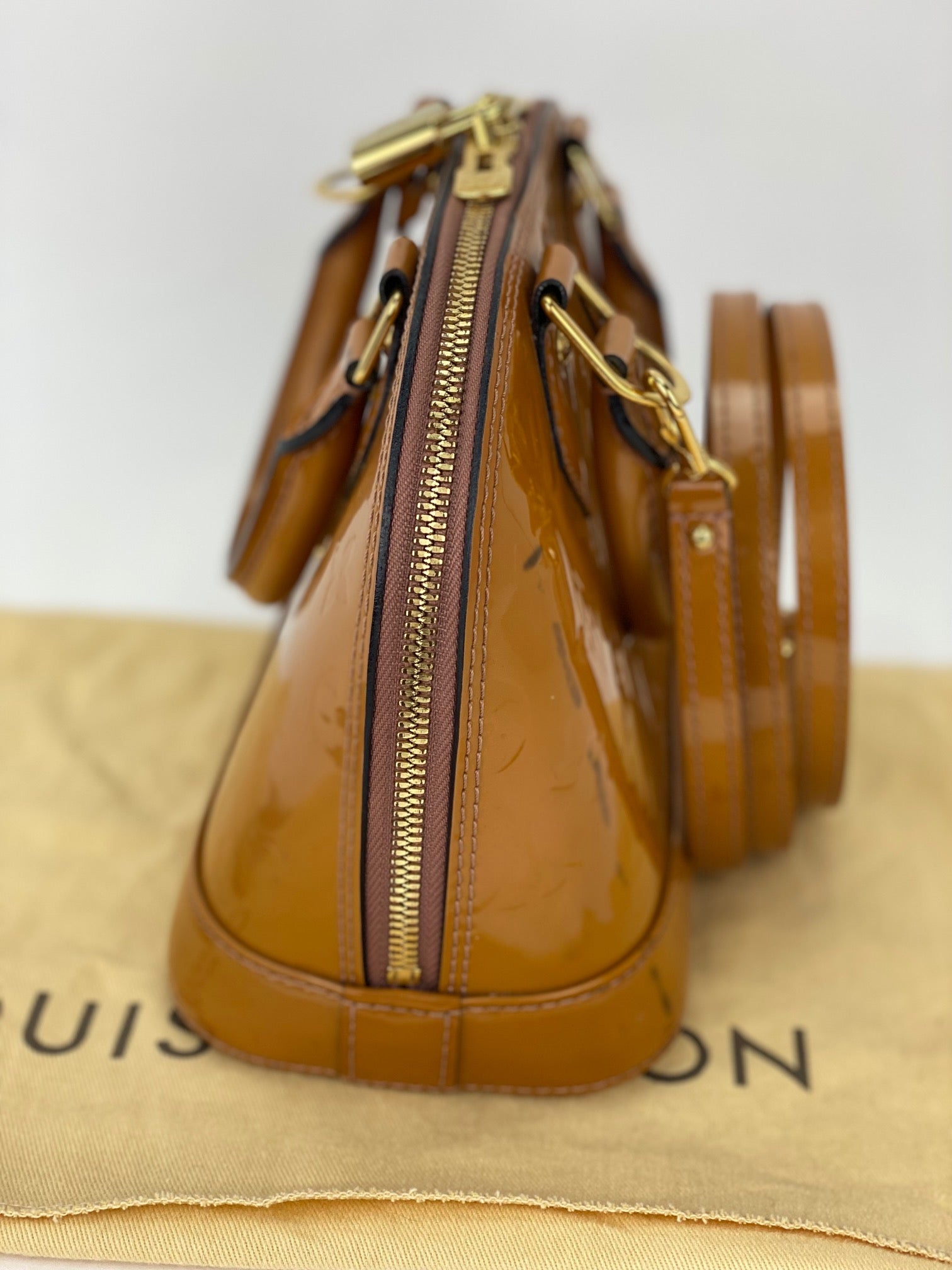 Túi xách đeo vai LOUIS VUITTON Vernis Alma BB Rose Velours M91585 đã qua sử dụng