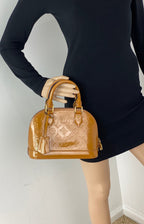 Túi xách đeo vai LOUIS VUITTON Vernis Alma BB Rose Velours M91585 đã qua sử dụng